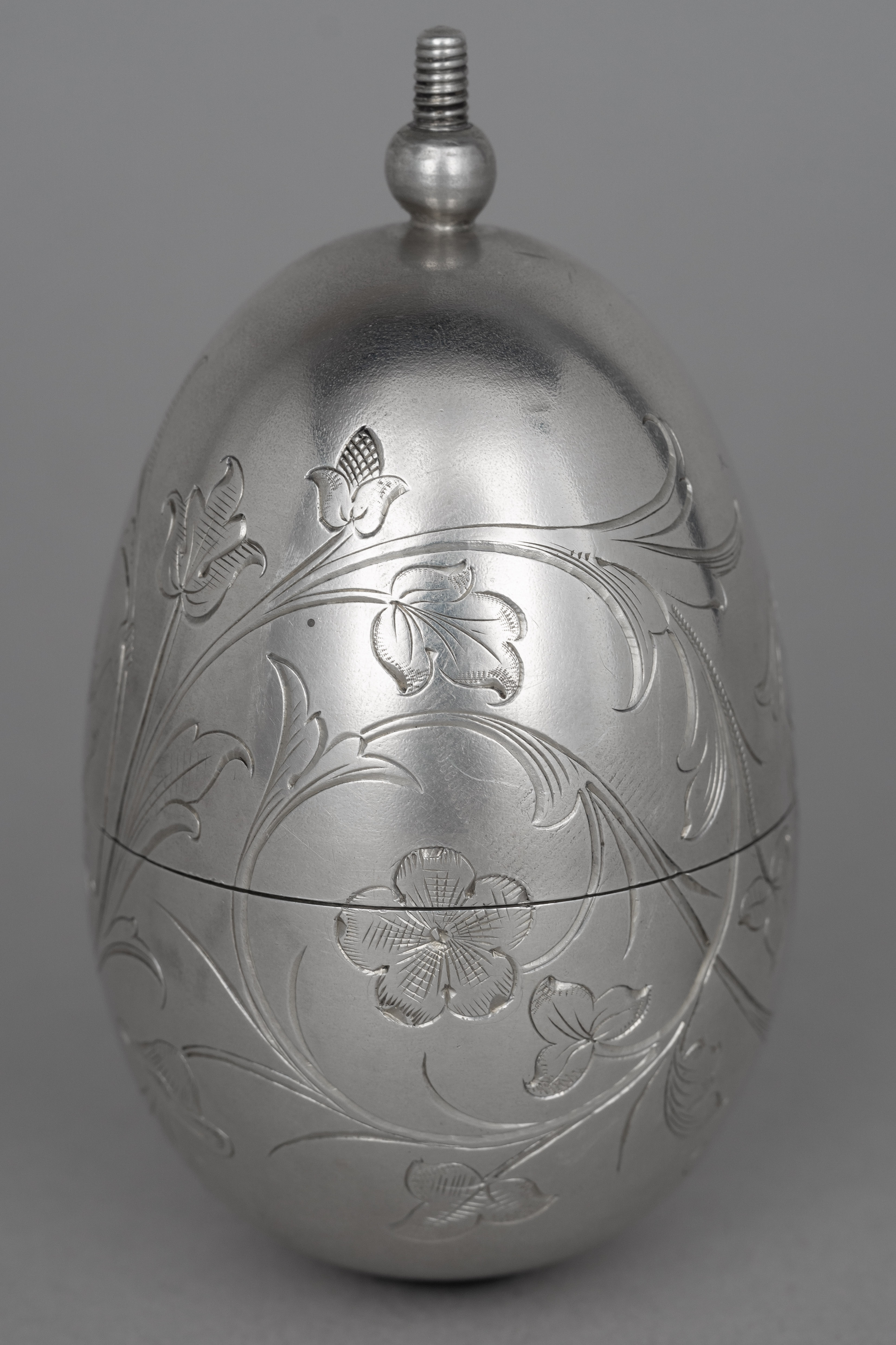 Пасхальное яйцо - трансформер в рюмку.<br>Россия, Санкт-Петербург, мастер «J.A.», 1880-1890 годы.
