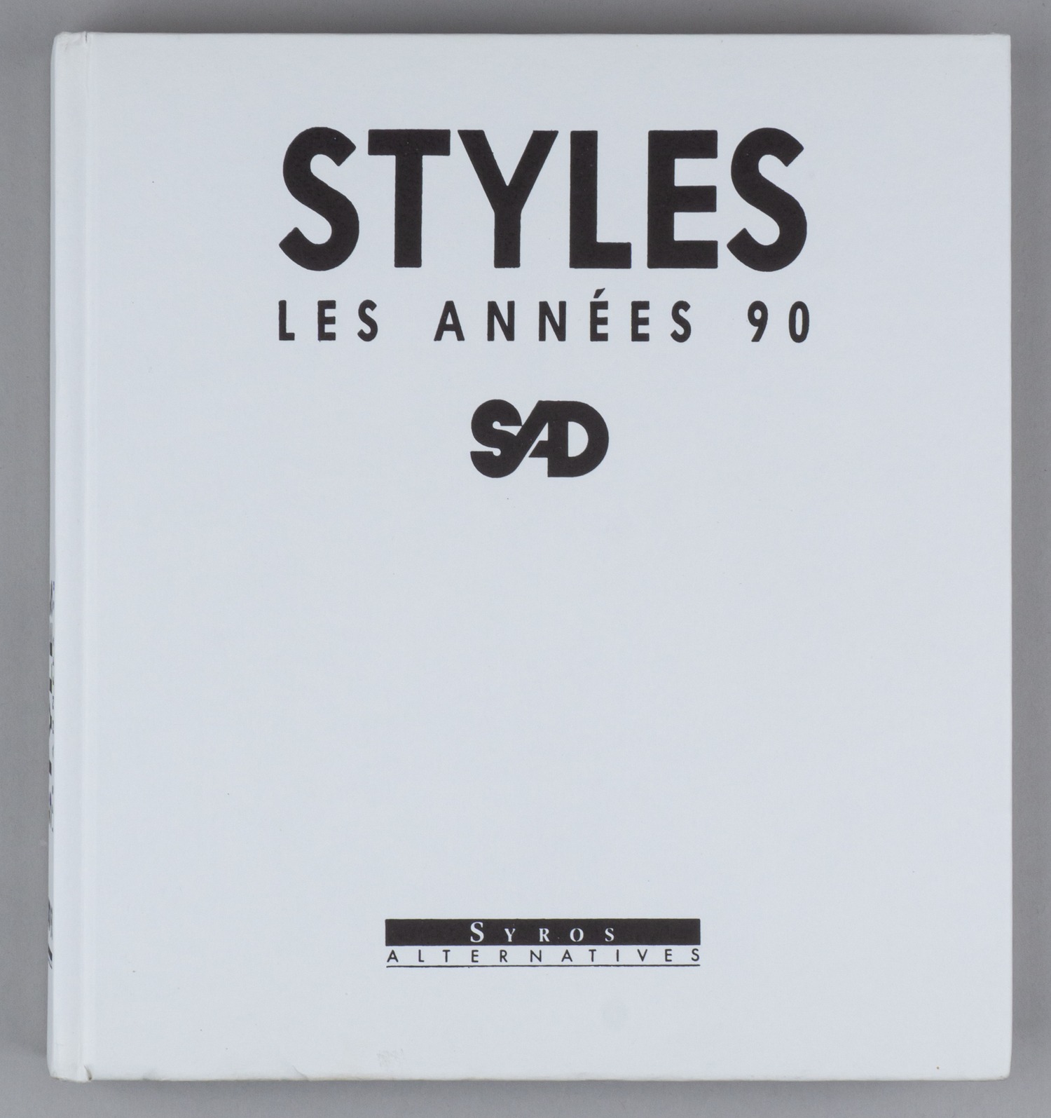 Стили 90-х (Berthet Jean-Louis, Khalifa Jean-Pierre. Styles Les Annees 90) (Париж, 1990). С дарственной надписью авторов.