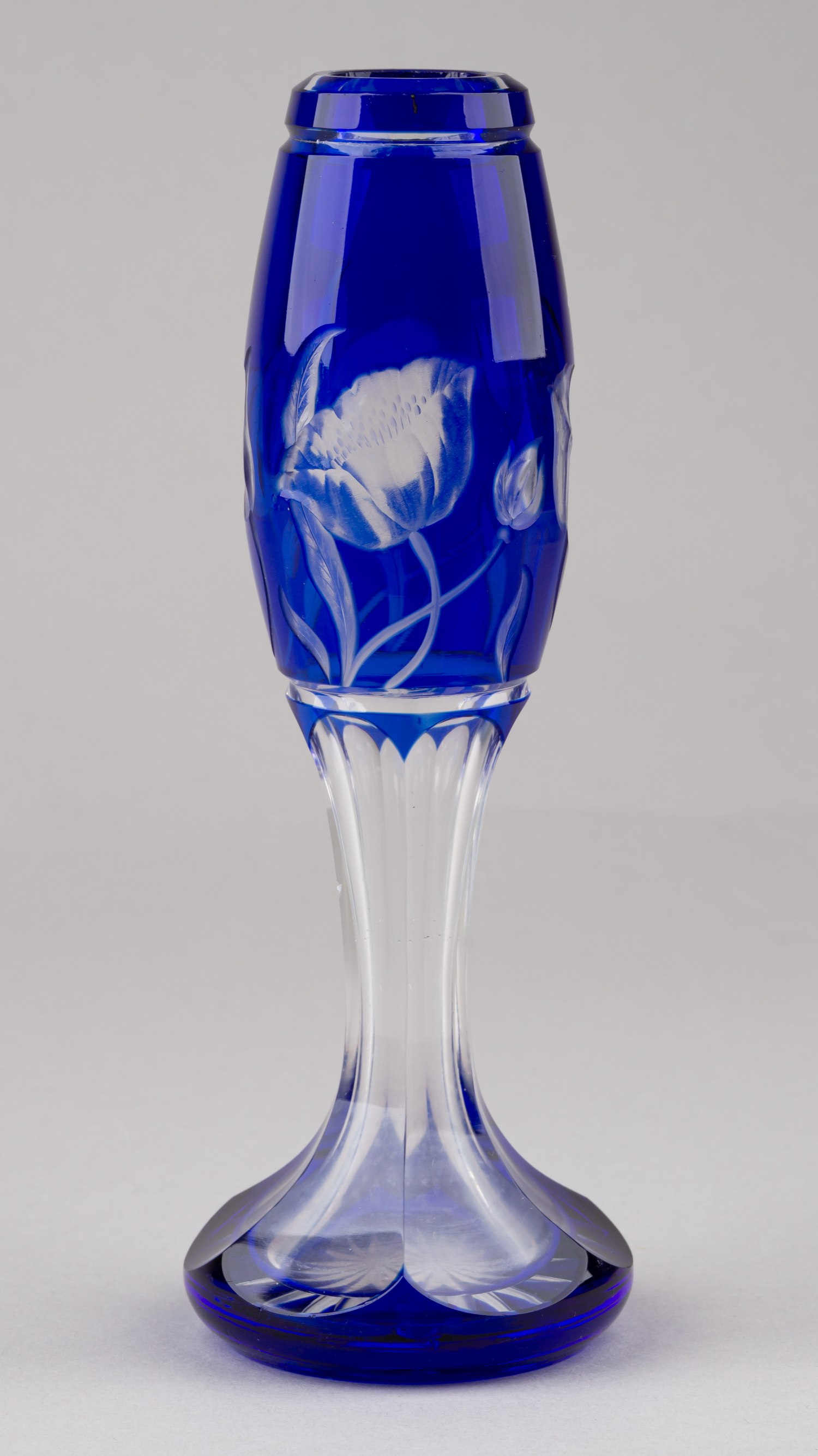 (Мозер) Вазочка «Тюльпаны» кобальтового стекла.<br>Богемия, фирма Moser, ок. 1900 г.