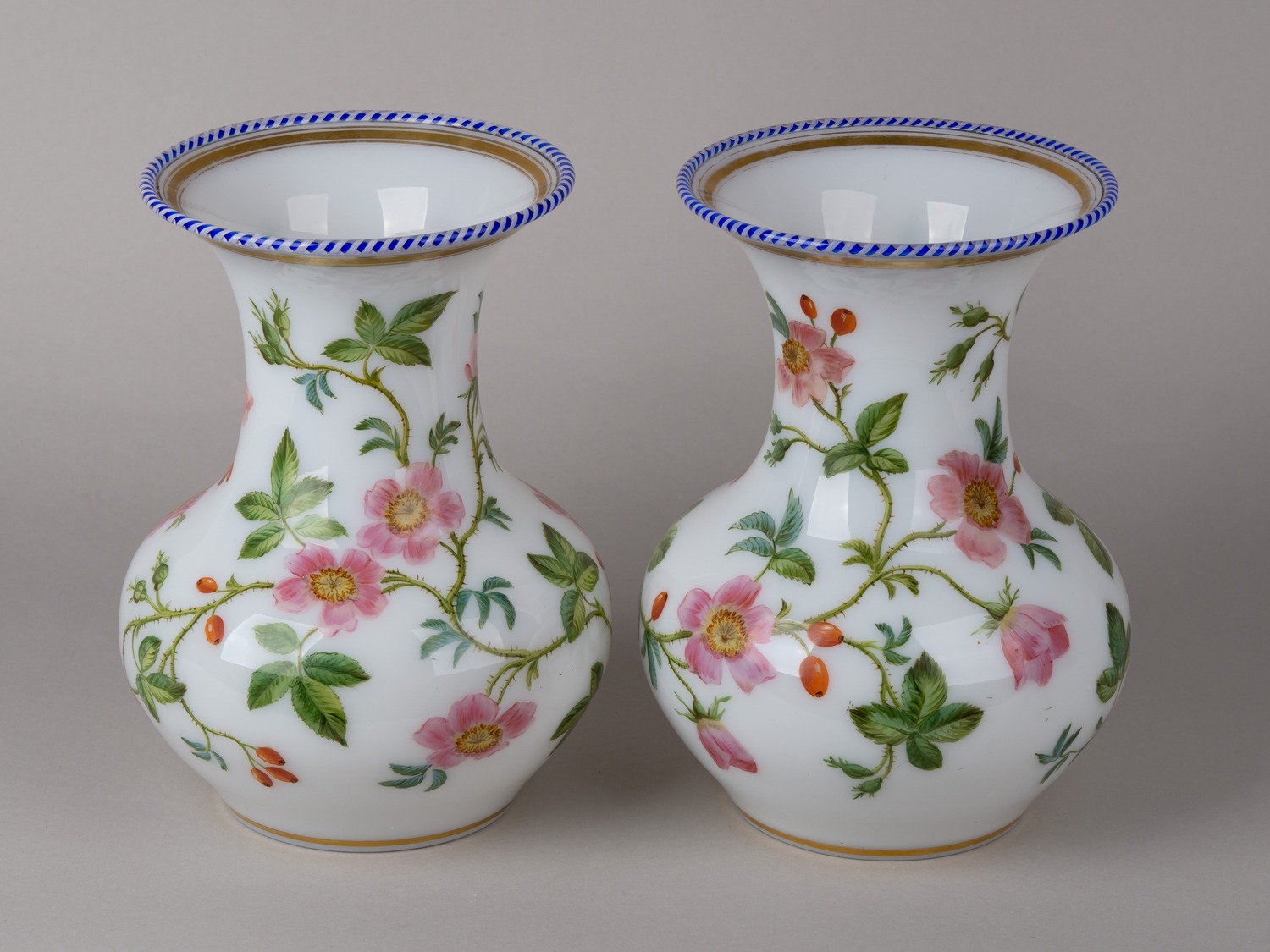 Парные вазы с эмалями «Дикая роза». <br>Франция, фирма Baccarat, мастерская Jean-Francois Robert, начало 1840-х годов.