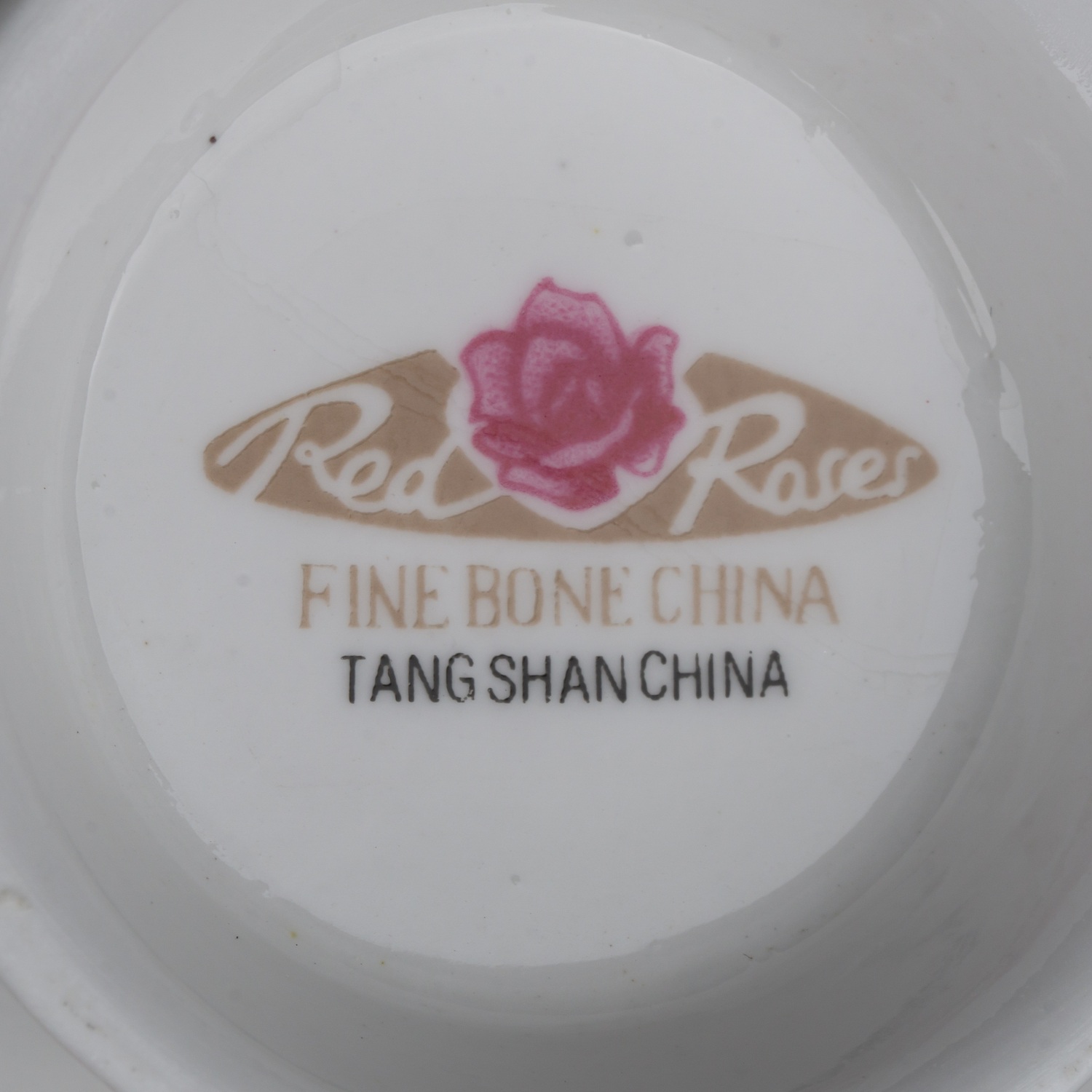 Сервиз кофейный с узором в виде полевых цветов. Китай, Таншаньская фабрика костяного фарфора с красной розой, 1970-е годы.