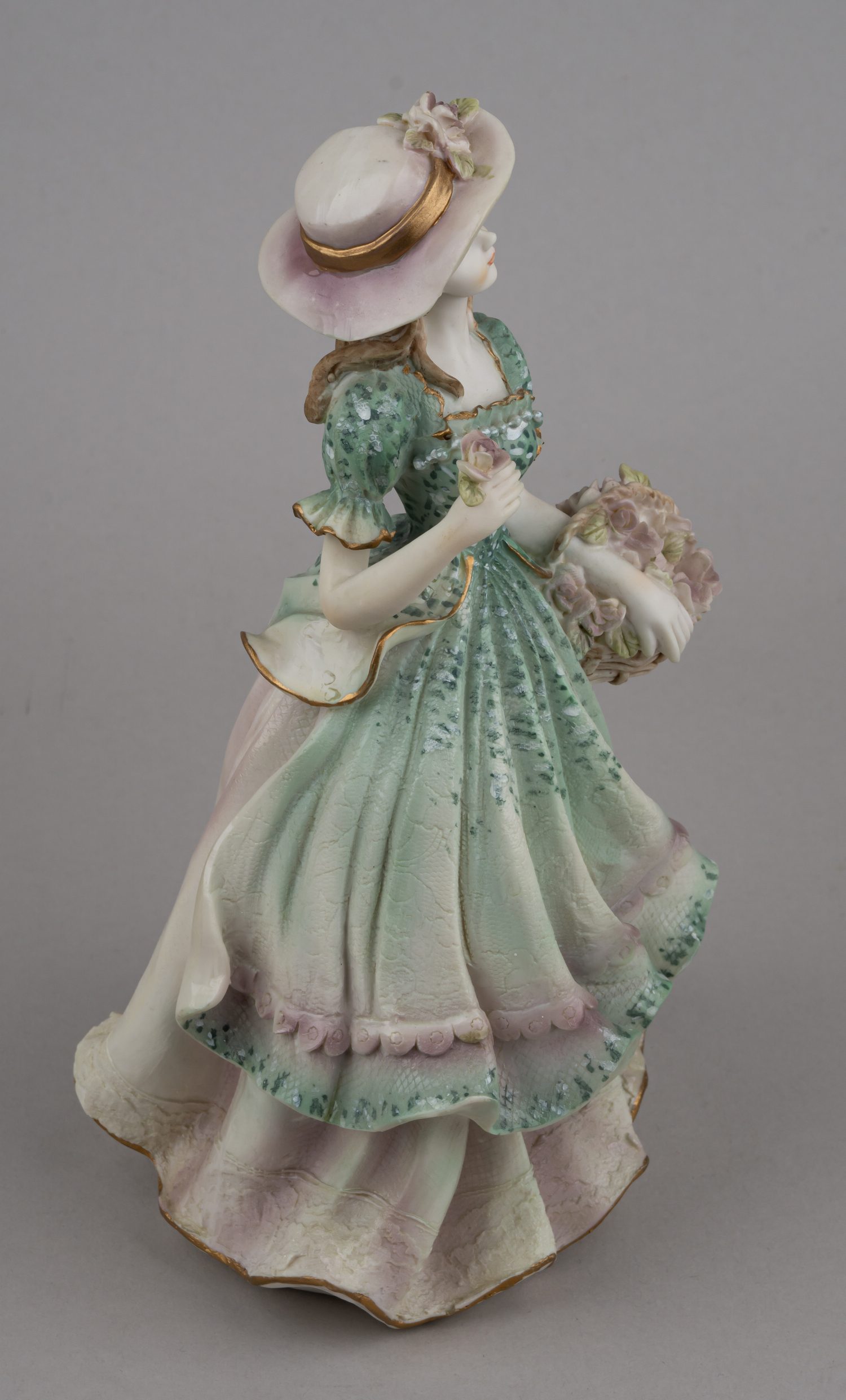 Кукла «Дама с розами, аллегория Весны». <br>Великобритания, фирма Enesco, серия «New Wish Collection»,  2006 г.