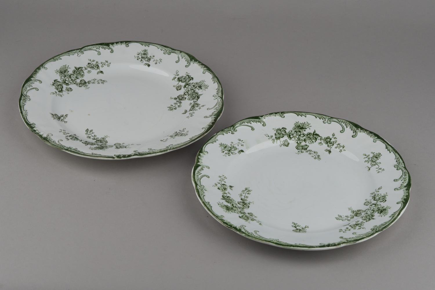 Две тарелки для горячих блюд с растительным орнаментом.<br>Россия, фабрика М.С. Кузнецова в Будах, 1894—1917 годы.