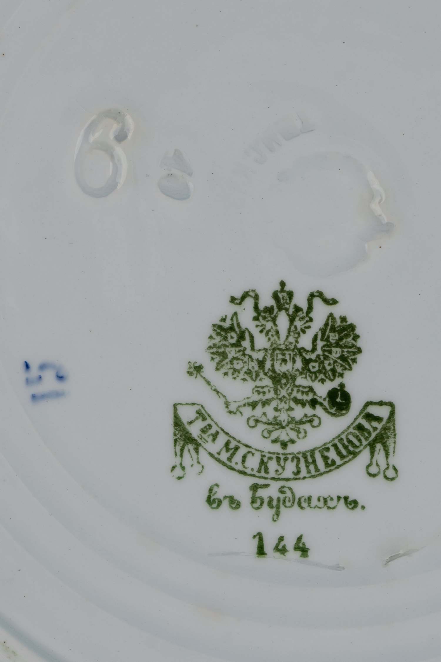 Две тарелки для горячих блюд с растительным орнаментом.<br>Россия, фабрика М.С. Кузнецова в Будах, 1894—1917 годы.