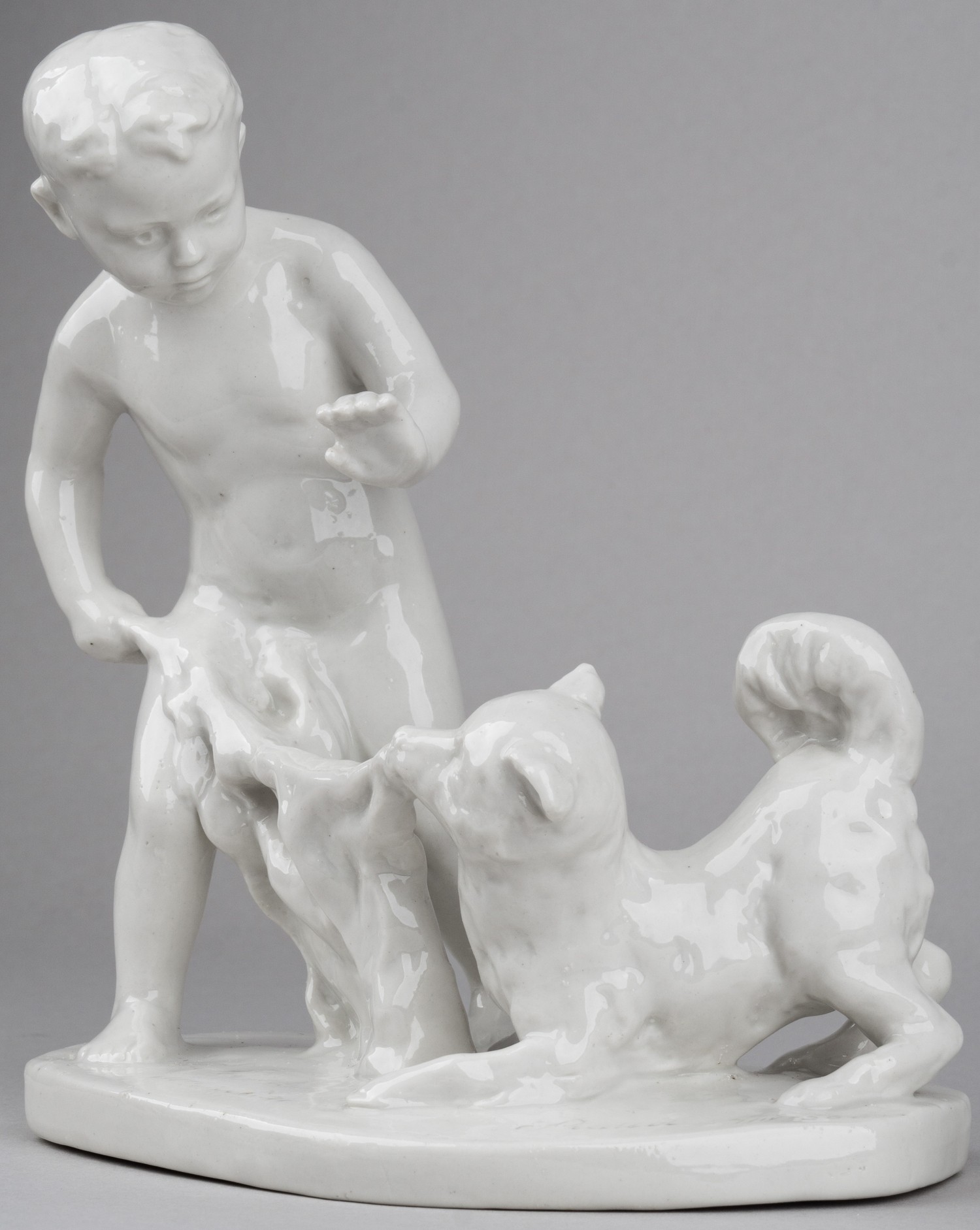 (Артель Керамик)Статуэтка «Мальчик, играющий с собакой». <br>СССР, артель «Керамик» (Полонский завод художественной керамики), 1950-е годы.