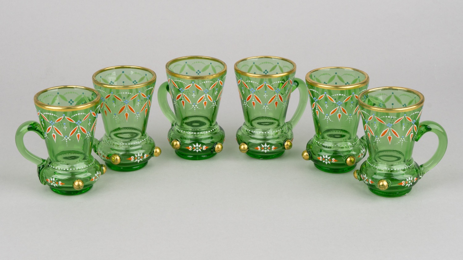 Шесть чарок зеленого стекла с «золотыми» бусинами.<br>Частный завод, конец XIX века.