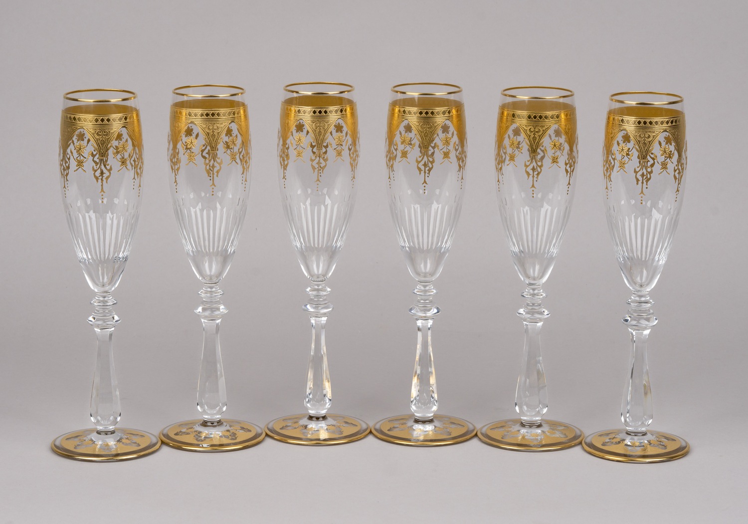 (Стекло, покорившее императора)    Шесть фужеров для игристых  вин с золочеными узорами.<br>Франция, фирма Баккара, 1900-е - до 1936 года.