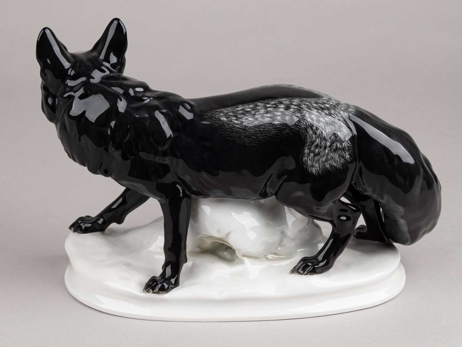 Скульптура «Чернобурая лиса».<br>Германия, Мейсенская фарфоровая мануфактура, автор модели Эрик Хёзель, середина XX века.