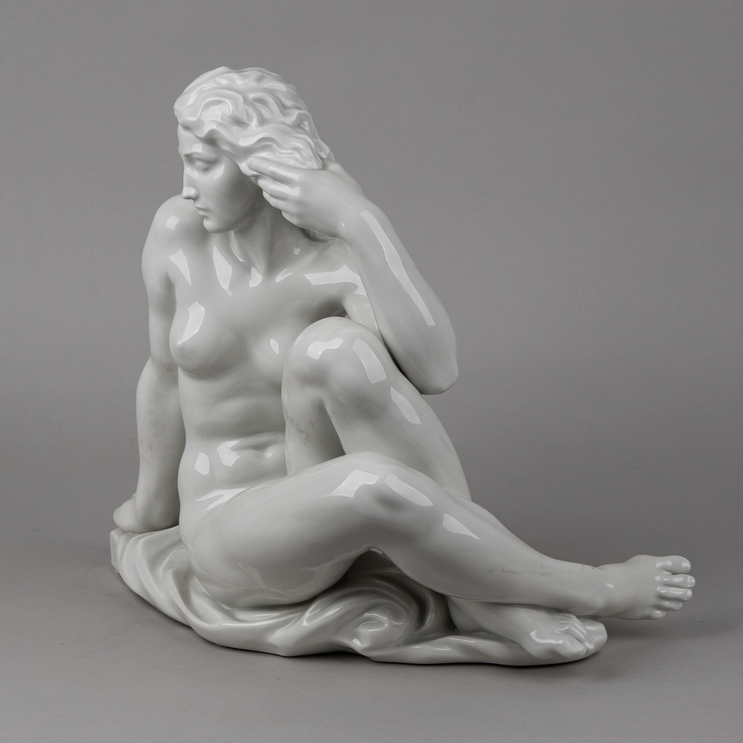 Скульптура «Обнаженная сидящая».<br>Германия, Мейсенская фарфоровая мануфактура, автор Роберт Ульман, 1939 г.