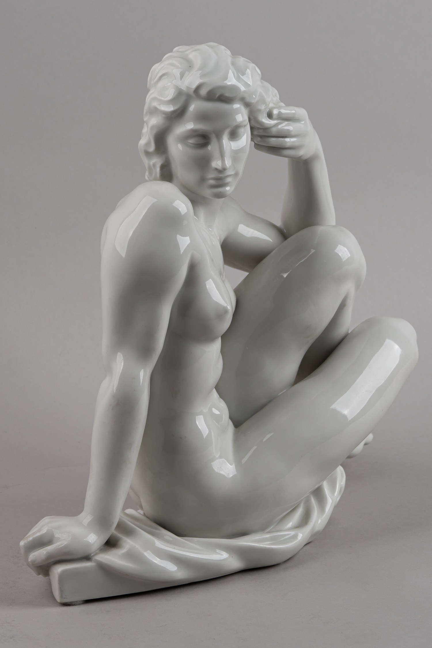 Скульптура «Обнаженная сидящая».<br>Германия, Мейсенская фарфоровая мануфактура, автор Роберт Ульман, 1939 г.