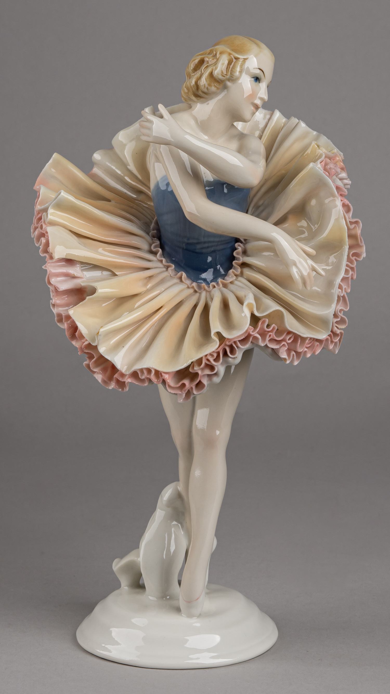Статуэтка «Балерина в летящей пачке». <br>Германия, Рудольштадт, мануфактура Карла Энса (Karl Ens), 1920-30е годы.
