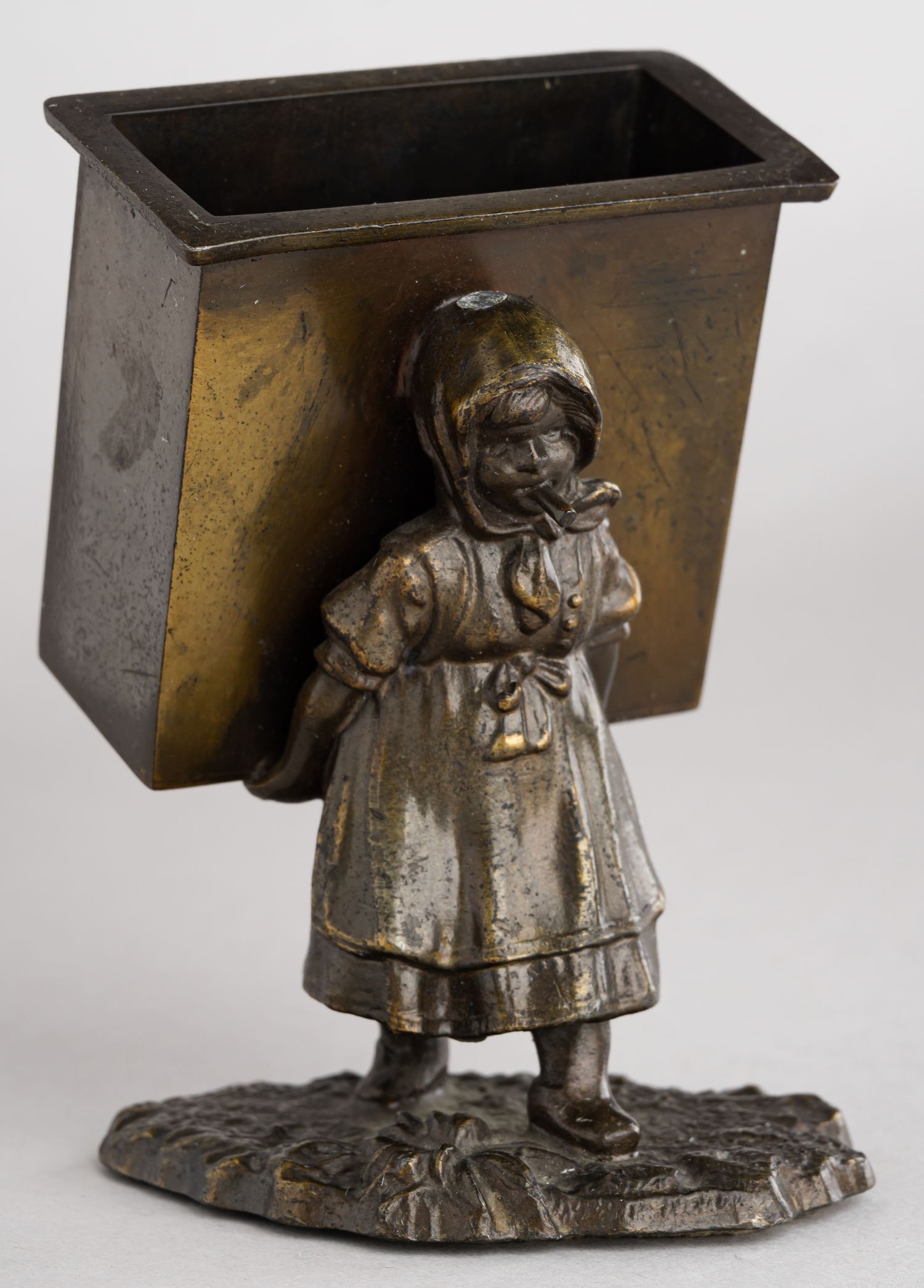 Спичечница «Крестьянская девочка с коробом».   Европа, конец XIX века.