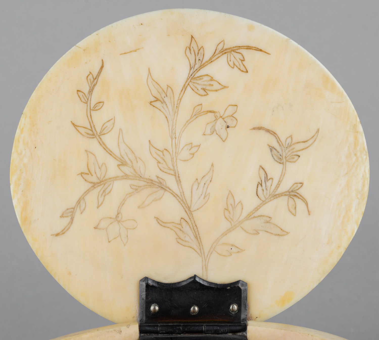 Шкатулка из бивня с  изображением цветущей ветви. Россия, середина- вторая половина ХIХ века.