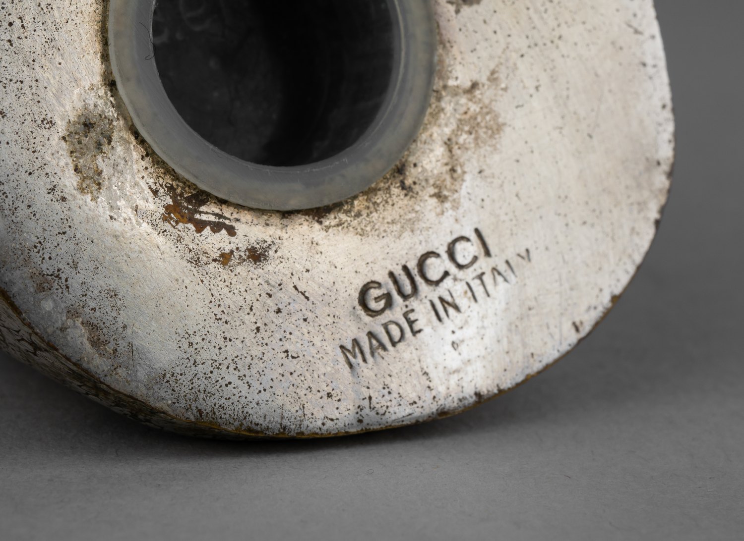 (Gucci) Брендовые солонка и перечница «Дельфины» в оригинальном футляре. Италия, фирма Gucci, вторая половина XX века.