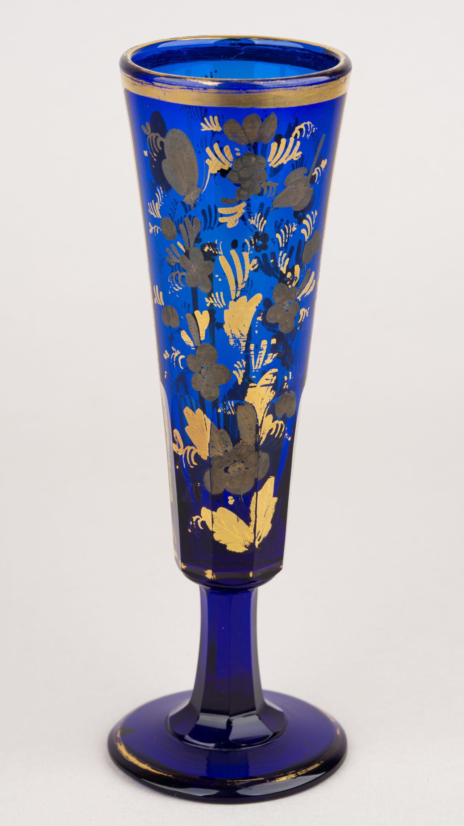 (ИСЗ) Бокал-флейта с изображением архитектуры, цветов и бабочек.<br>Россия, Санкт-Петербург, Императорский стеклянный завод, 1820-1830-ые гг.
