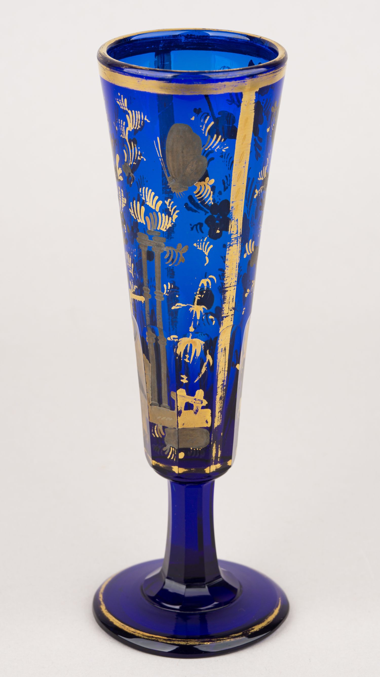 (ИСЗ) Бокал-флейта с изображением архитектуры, цветов и бабочек.<br>Россия, Санкт-Петербург, Императорский стеклянный завод, 1820-1830-ые гг.
