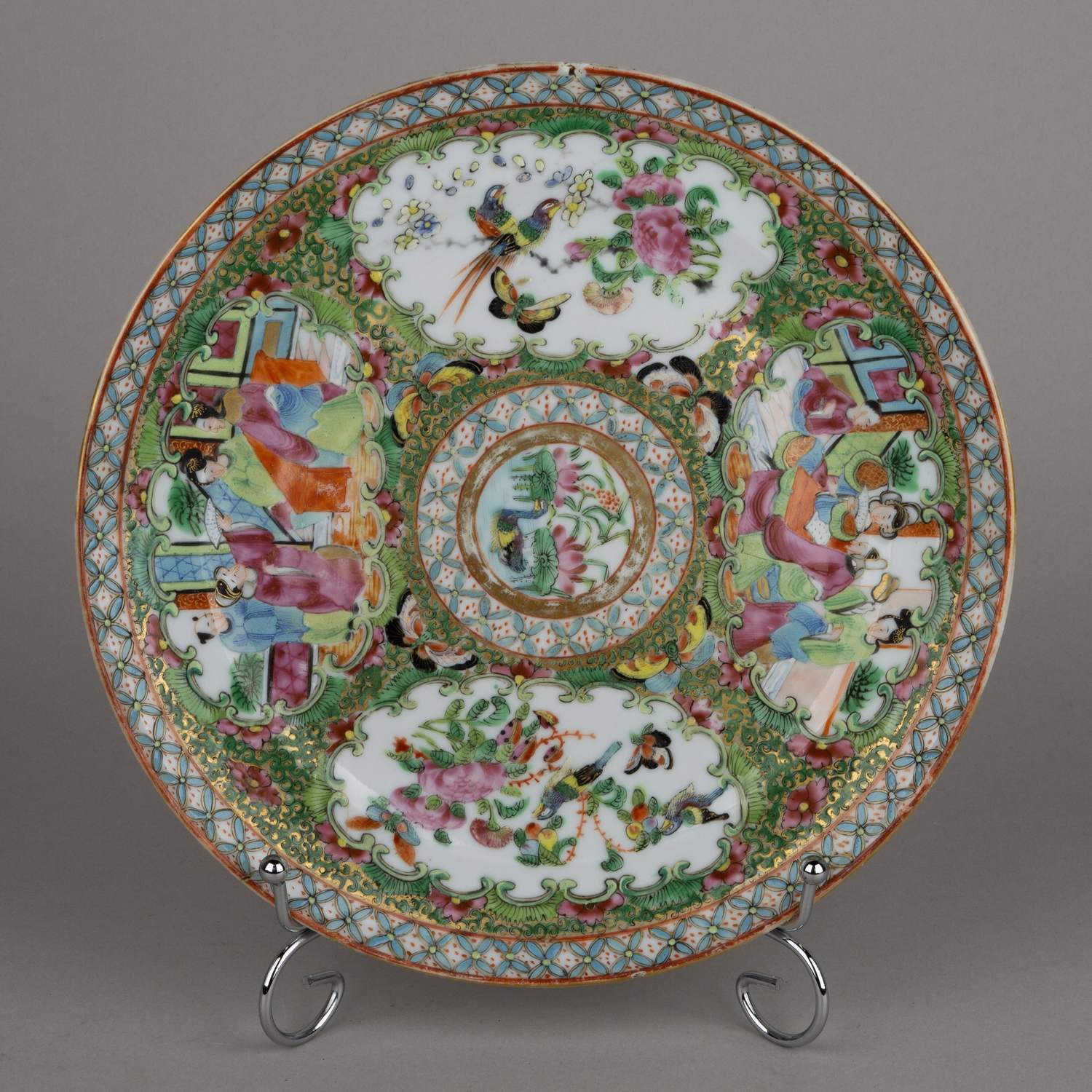 (Китай, XVIII век) Тарелка с изображением птиц, бабочек, цветов и  жанровых сцен. Китай, XVIII век.