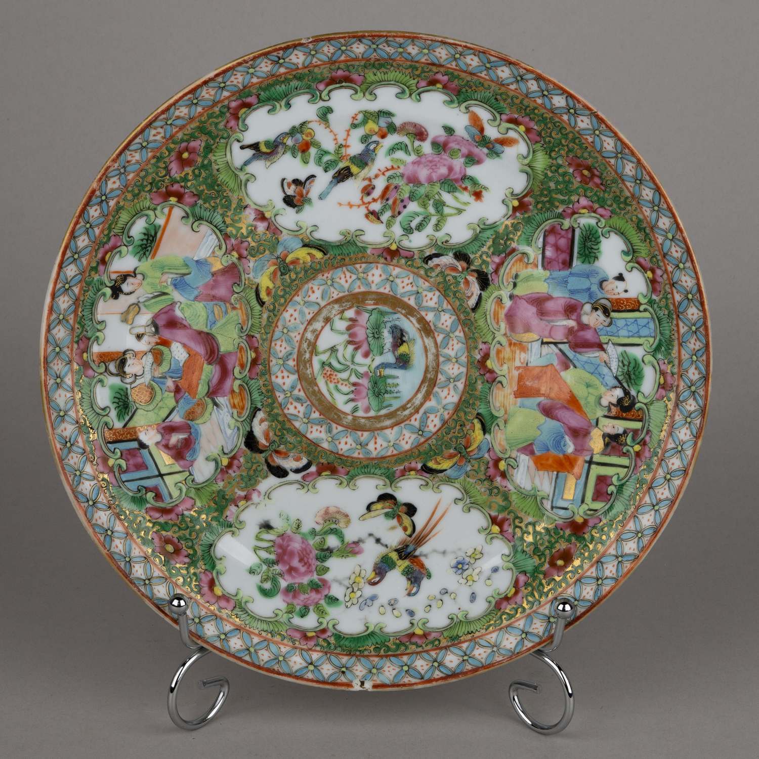 (Китай, XVIII век) Тарелка с изображением птиц, бабочек, цветов и  жанровых сцен. Китай, XVIII век.