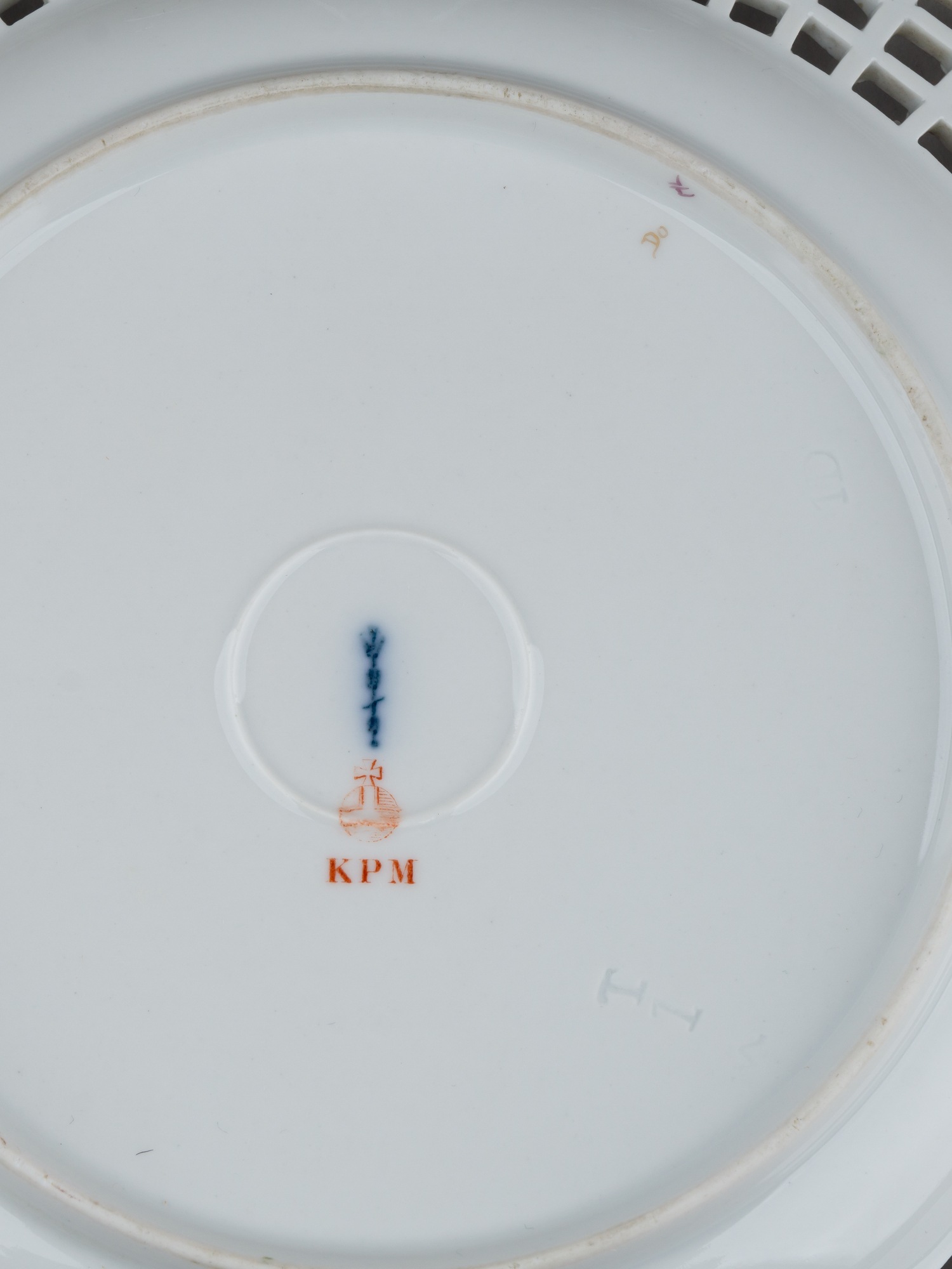 (KPM) Тарелка с ажурным бортом с незабудками и флоральной росписью. Германия, Королевская фарфоровая мануфактура, 1900-1910-е годы.