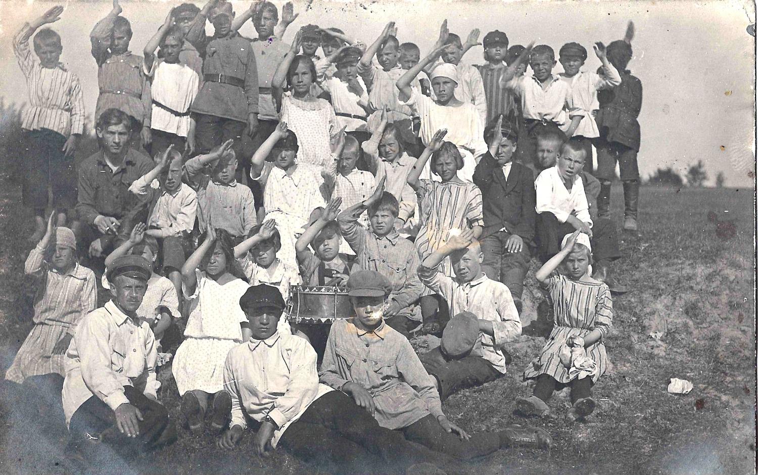 Фотография (на бланке открытки) «Пионеры». 1920-е годы.