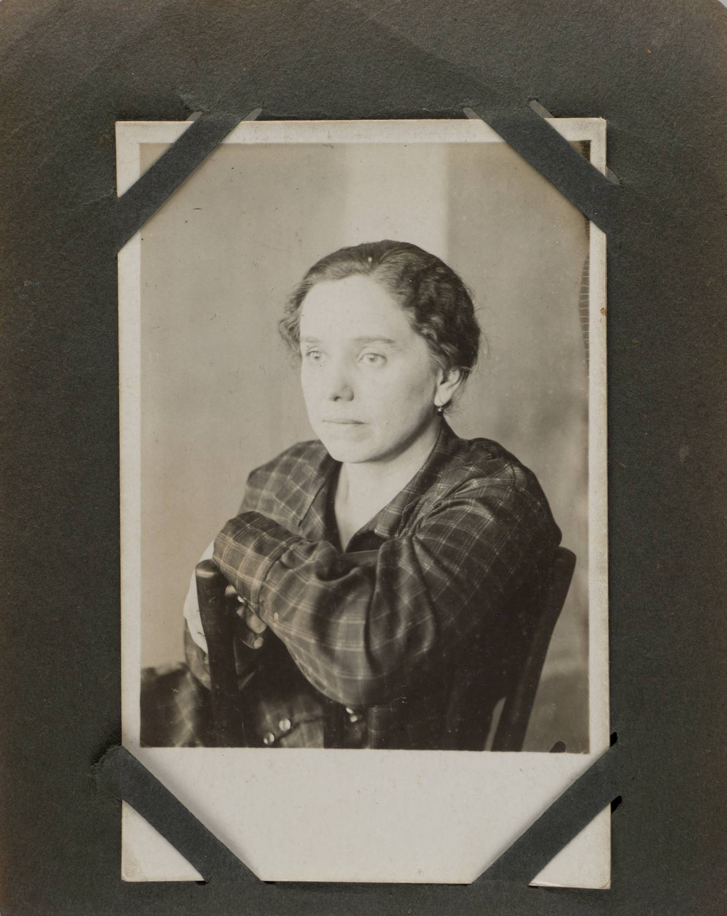 30 фотографий (формата открытки) из семейного архива в альбоме. Россия, 1910-е - 1920-е годы.