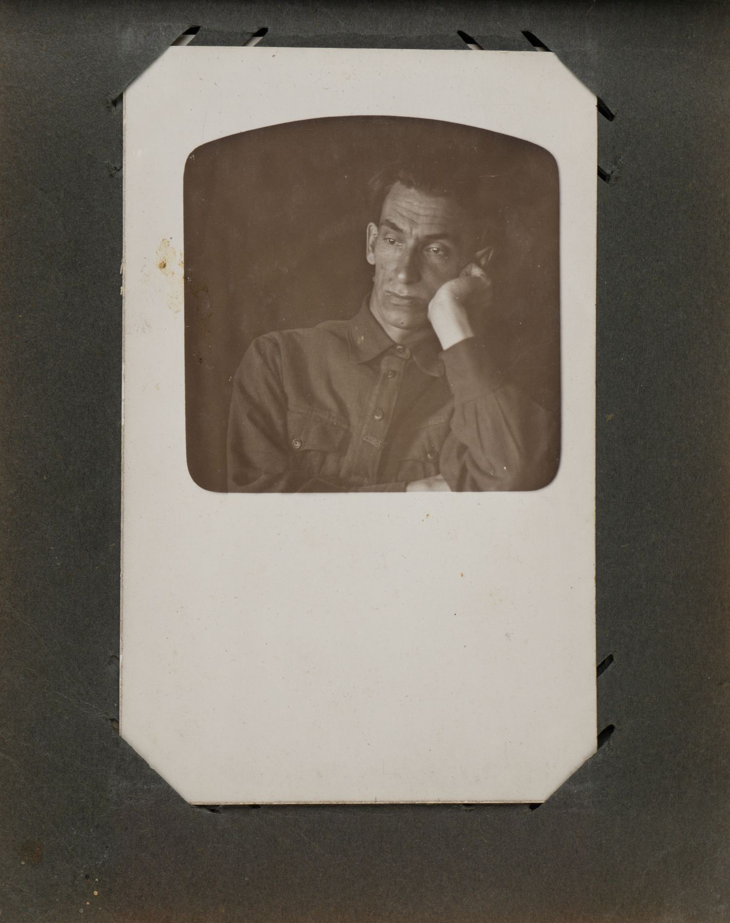 30 фотографий (формата открытки) из семейного архива в альбоме. Россия, 1910-е - 1920-е годы.