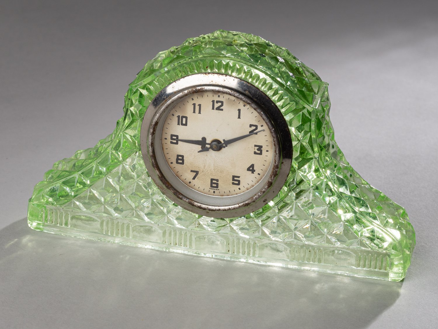 Настольные часы в корпусе из уранового стекла.<br>Германия, первая треть ХХ века.