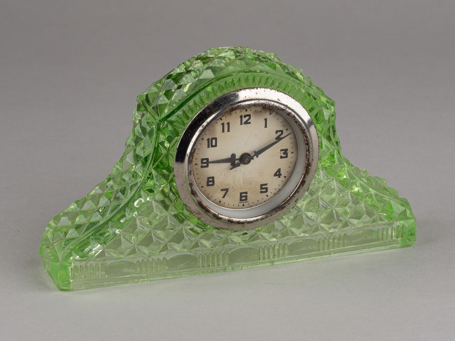 Настольные часы в корпусе из уранового стекла.<br>Германия, первая треть ХХ века.
