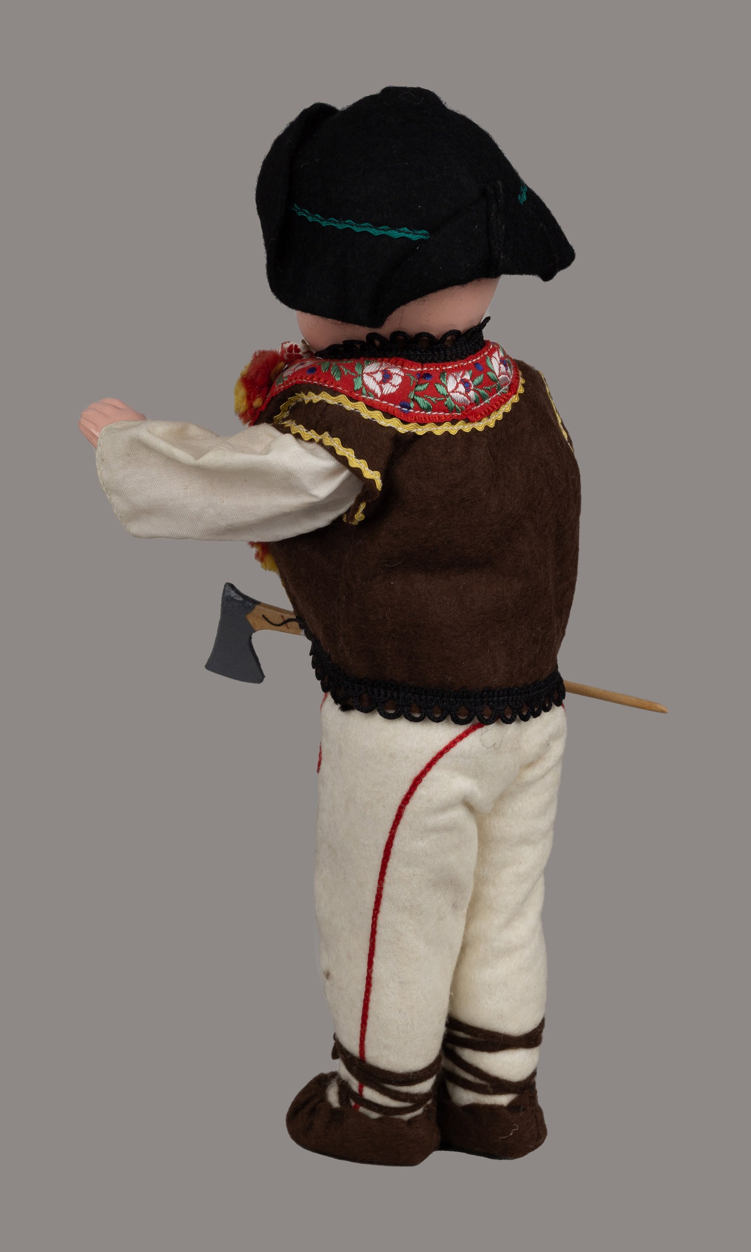 Кукла «Мальчик в национальном костюме гуцула».  <br>СССР, 1960-70-е годы.