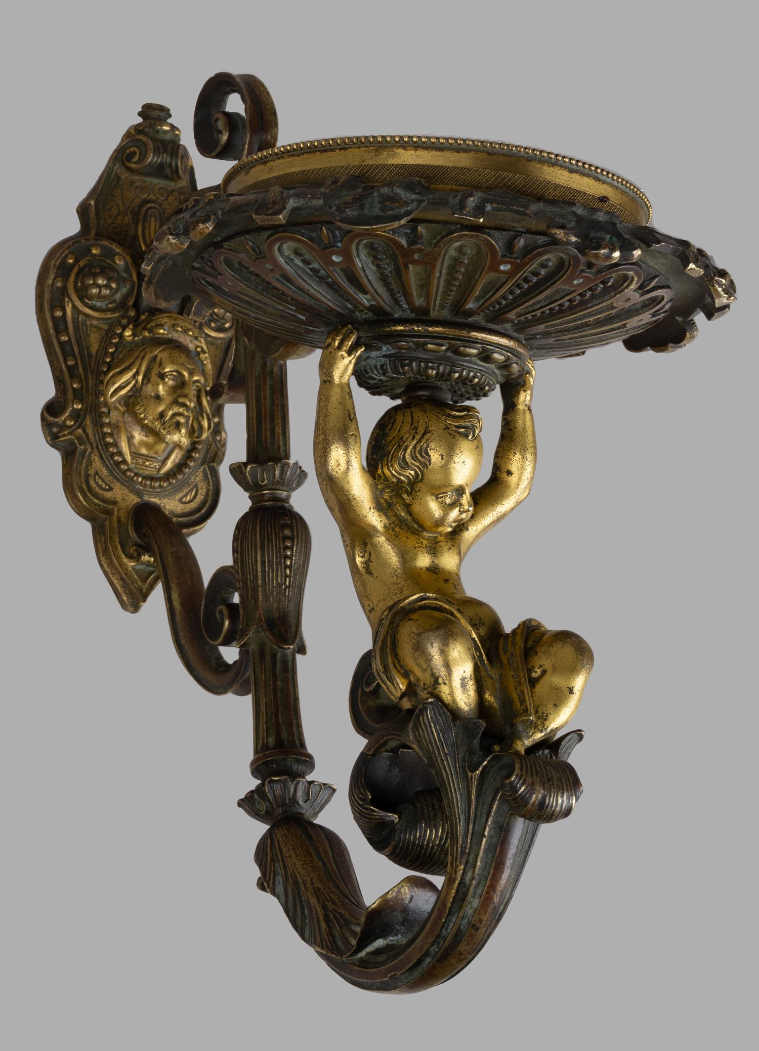 Светильник настенный  в стиле историзм  «Путто».  <br>Западная Европа, конец ХIХ  века.