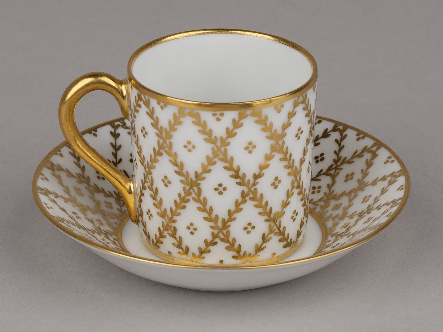 (Нимфенбург) Кофейная пара «Золотой орнамент».  <br><br>Германия,  мануфактура «Нимфенбург», начало XX века.