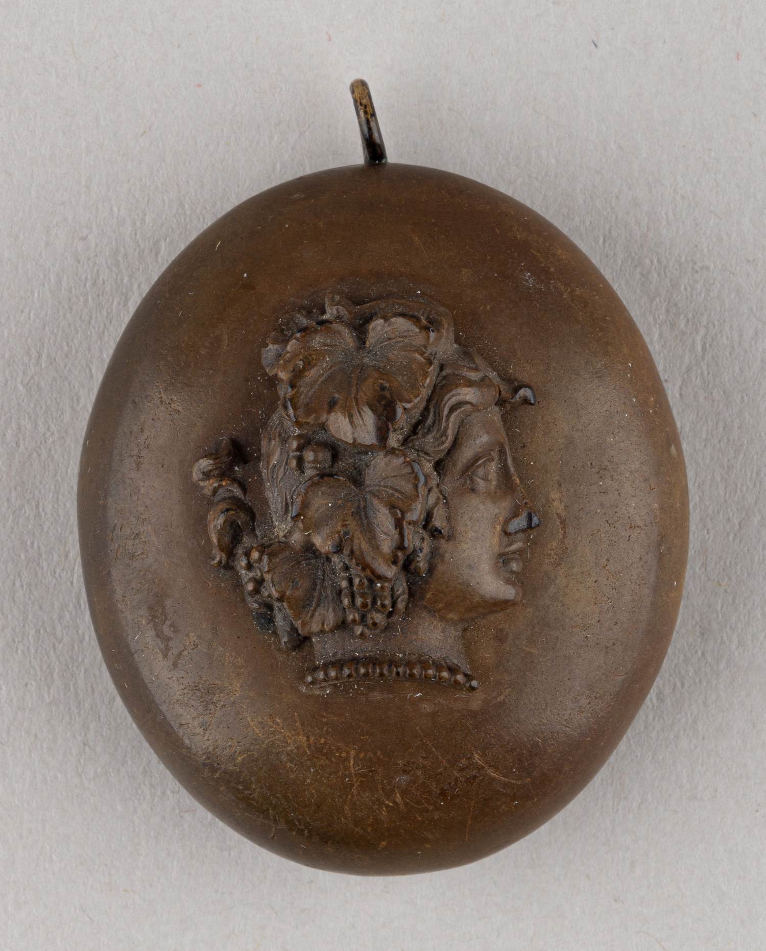 Медальон с декоративной вставкой в виде женского бюста. Западная Европа, середина XX века.