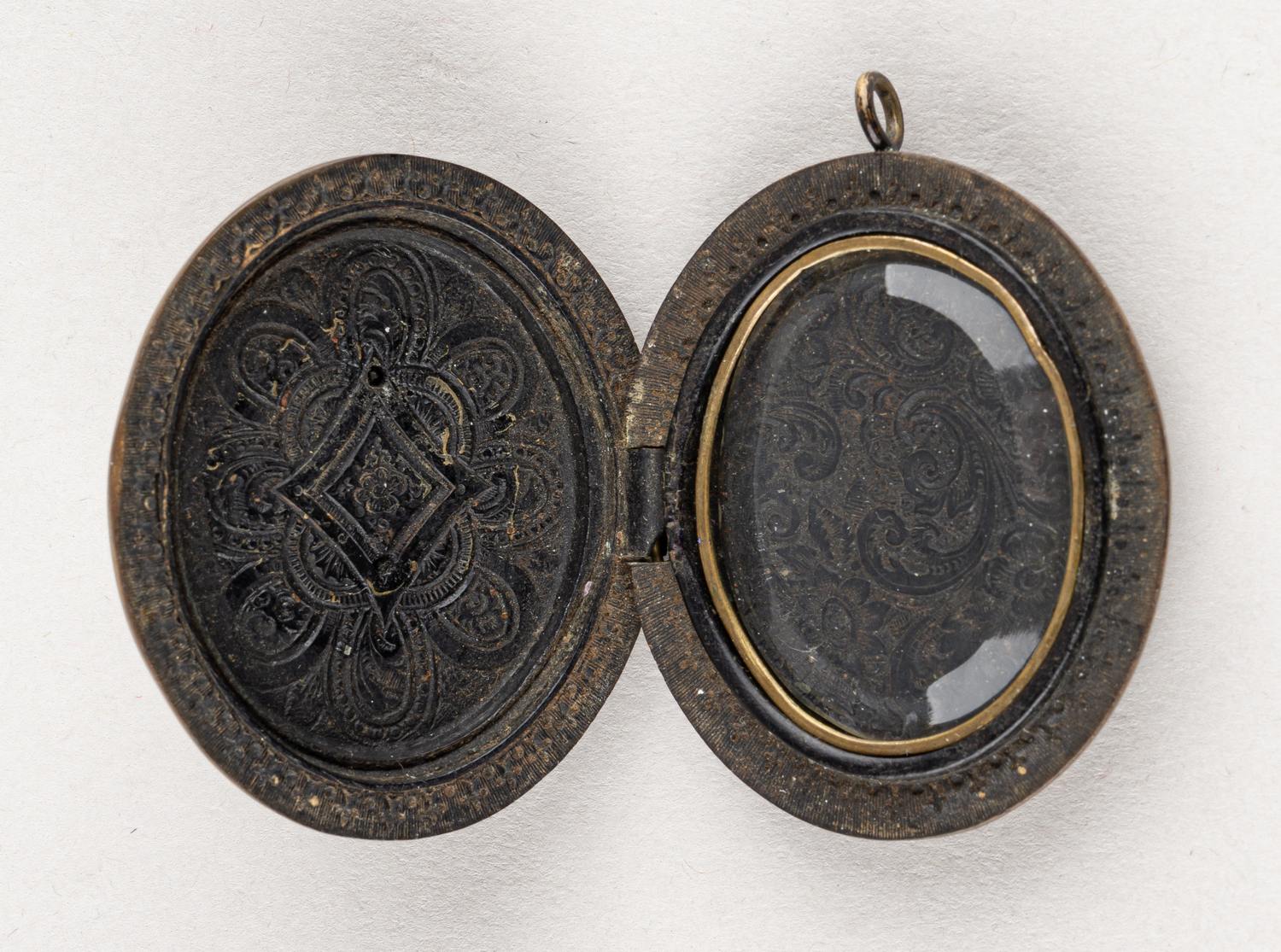 Медальон с декоративной вставкой в виде женского бюста. Западная Европа, середина XX века.