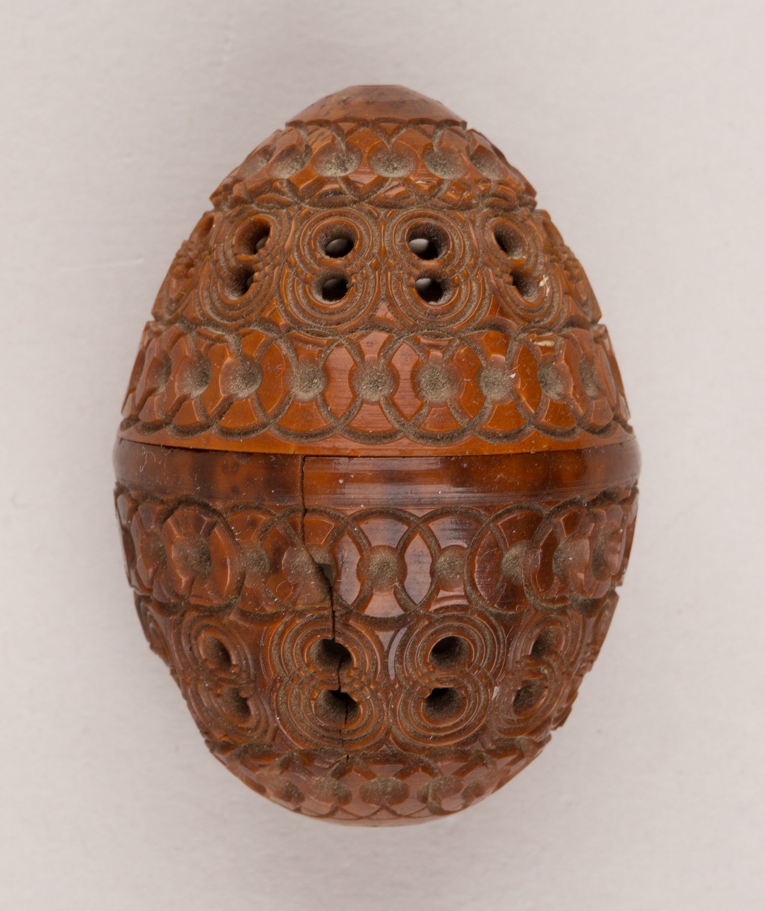 Шкатулка - яйцо резная. Иерусалим (?), первая половина XIX века.