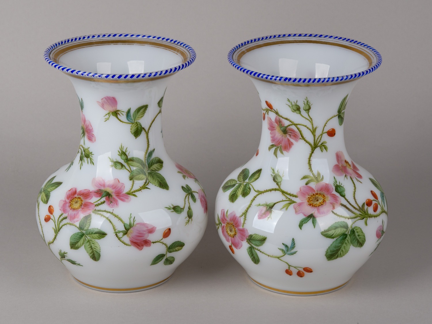 Парные вазы с эмалями «Дикая роза».<br>Франция, фирма Baccarat, мастерская Jean-Francois Robert, начало 1840-х годов.