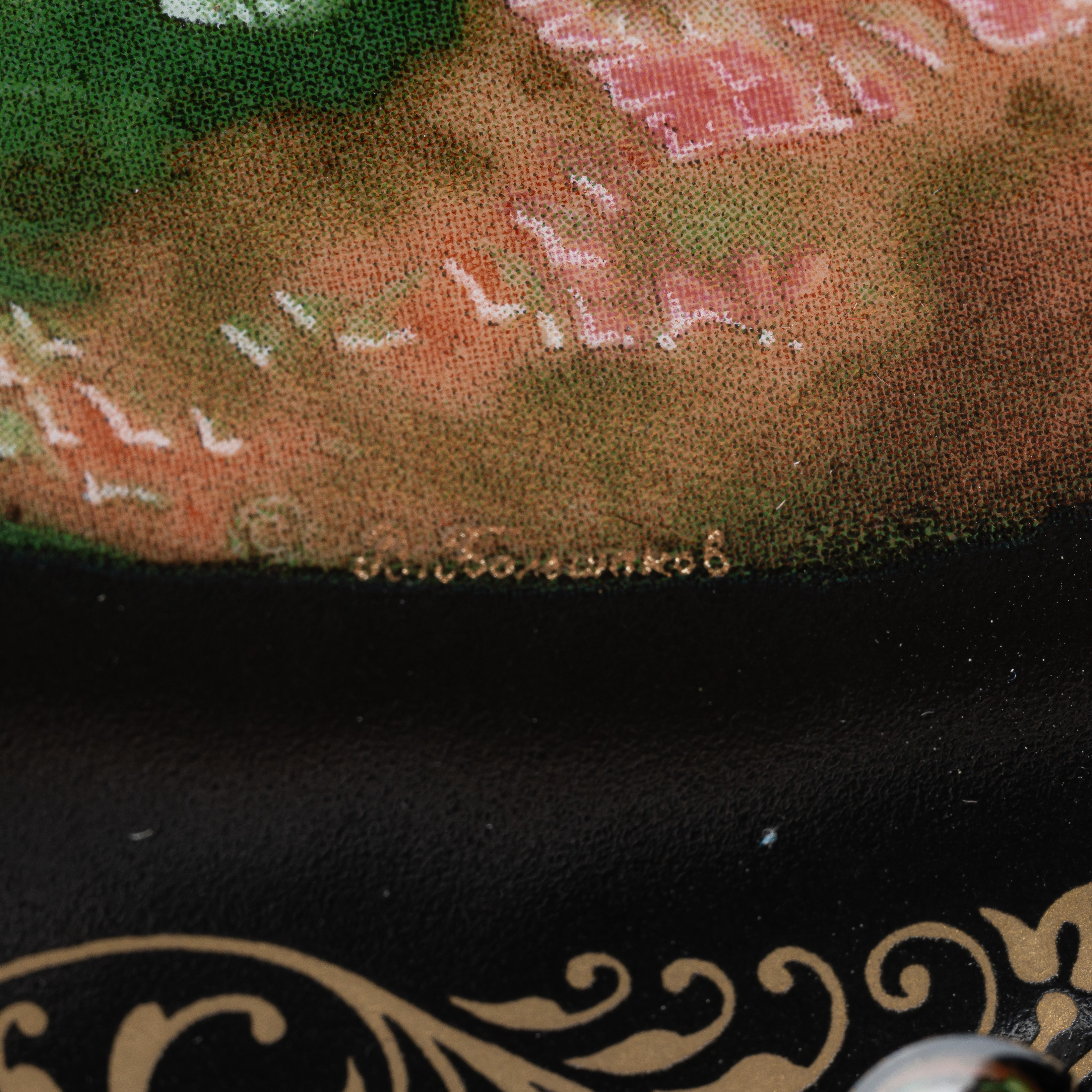 Декоративная тарелка «Каменный цветок» из серии «Русские сказки».<br> СССР, Ленинградский фарфоровый завод под брендом «Виноградовский фарфор», художник – В. Большаков, 1990.