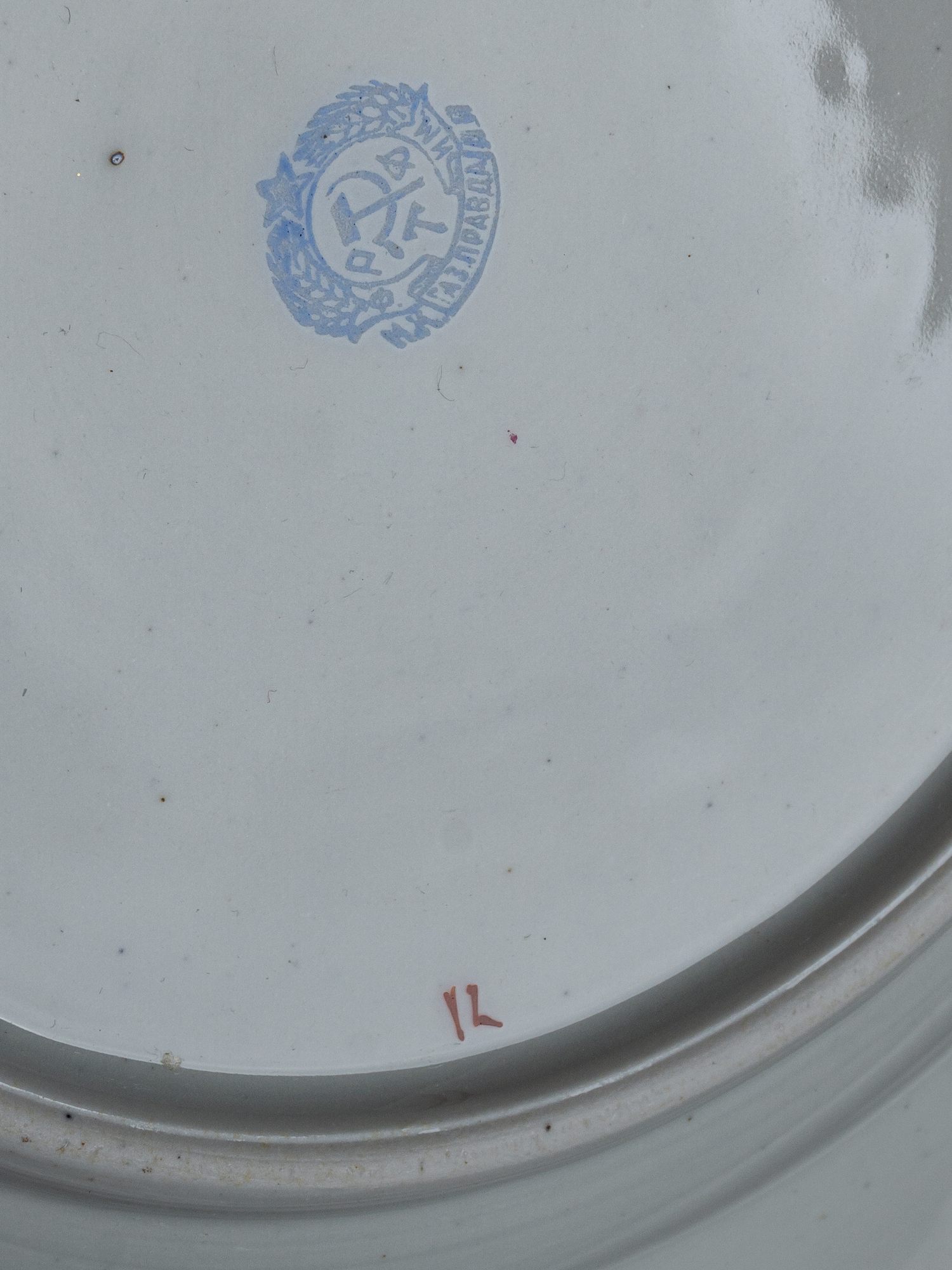 Восемь тарелок с изображением цветочных венков. <br>СССР, Дулевский фарфоровый завод, 1918-1930-е годы.