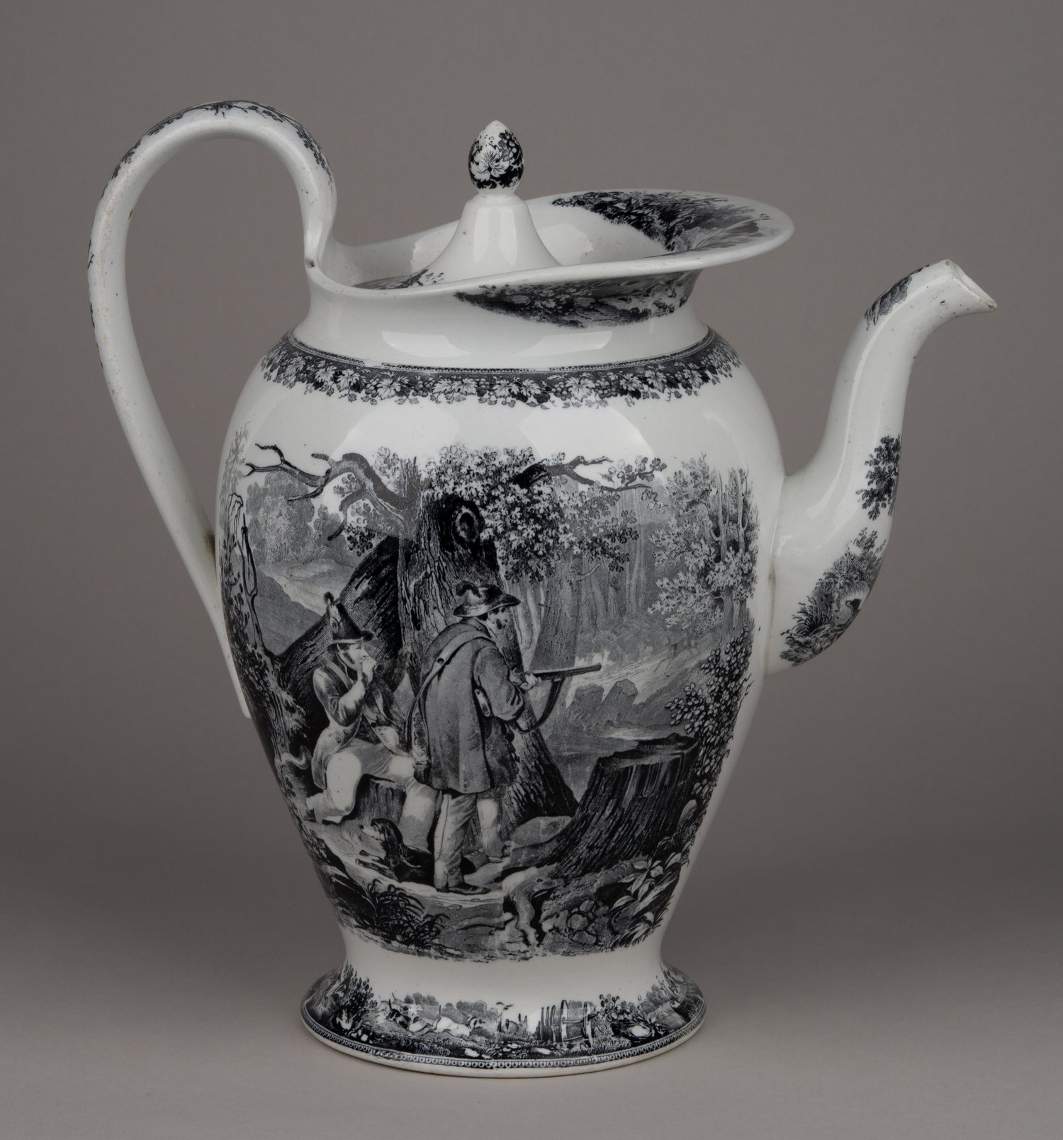 Чайник  большой со сценами псовой охоты.<br>Англия, первая половина XIX века.