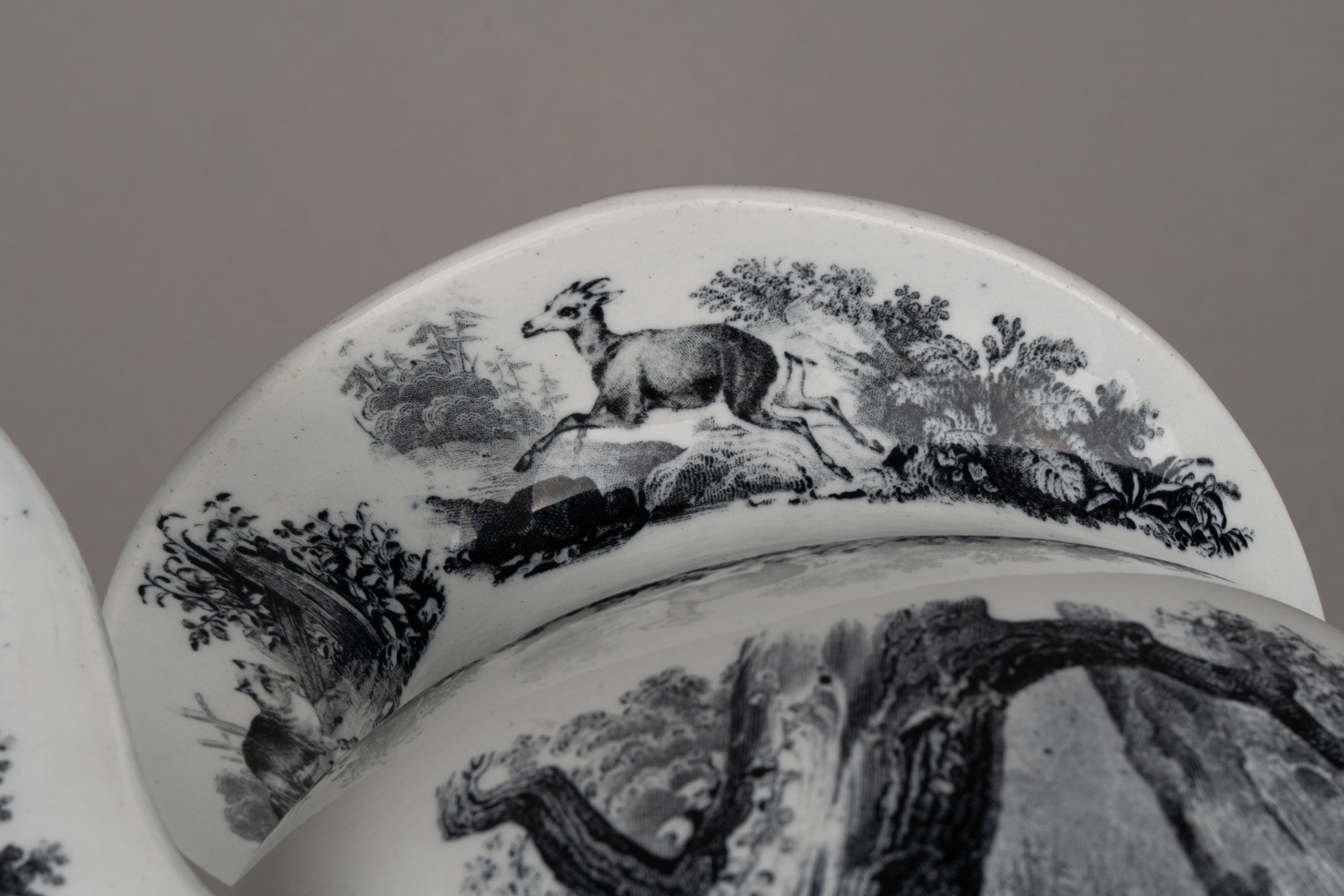 Чайник  большой со сценами псовой охоты.<br>Англия, первая половина XIX века.