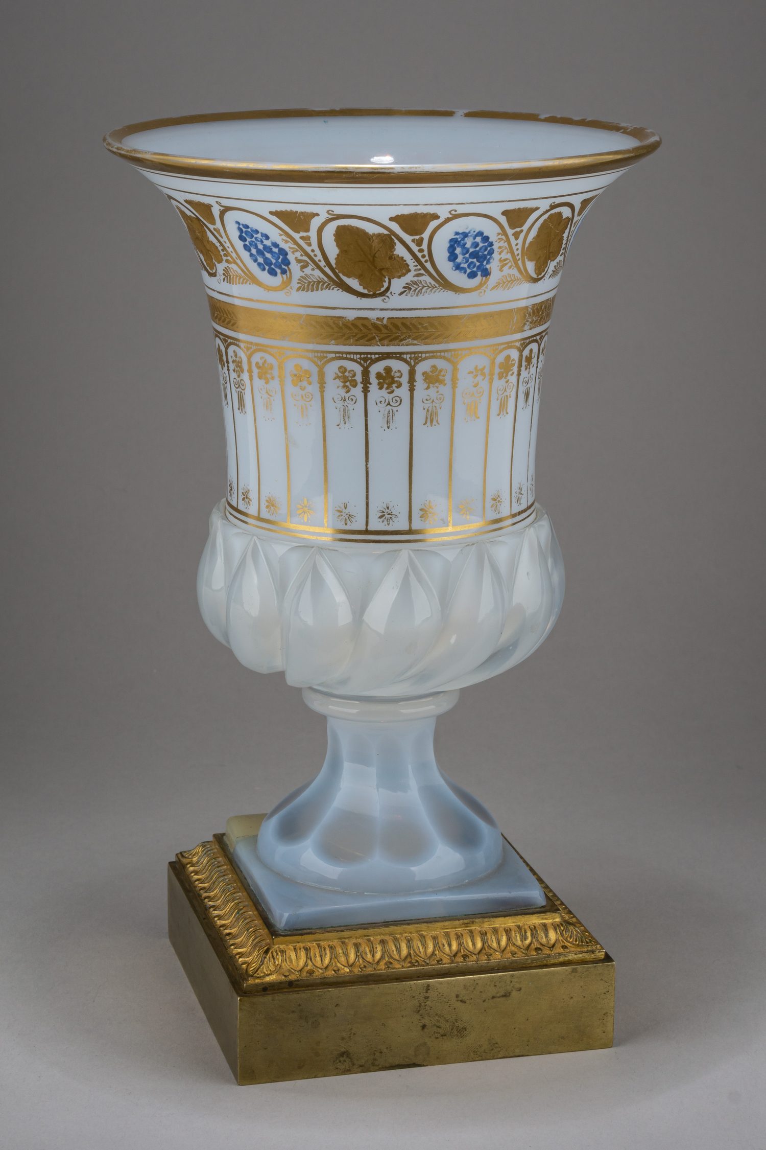 (Императорский стеклянный завод) Ампирная ваза в форме цветка лотоса.<br>Россия, Императорский стеклянный завод, конец 1820 - 1830-х годов.