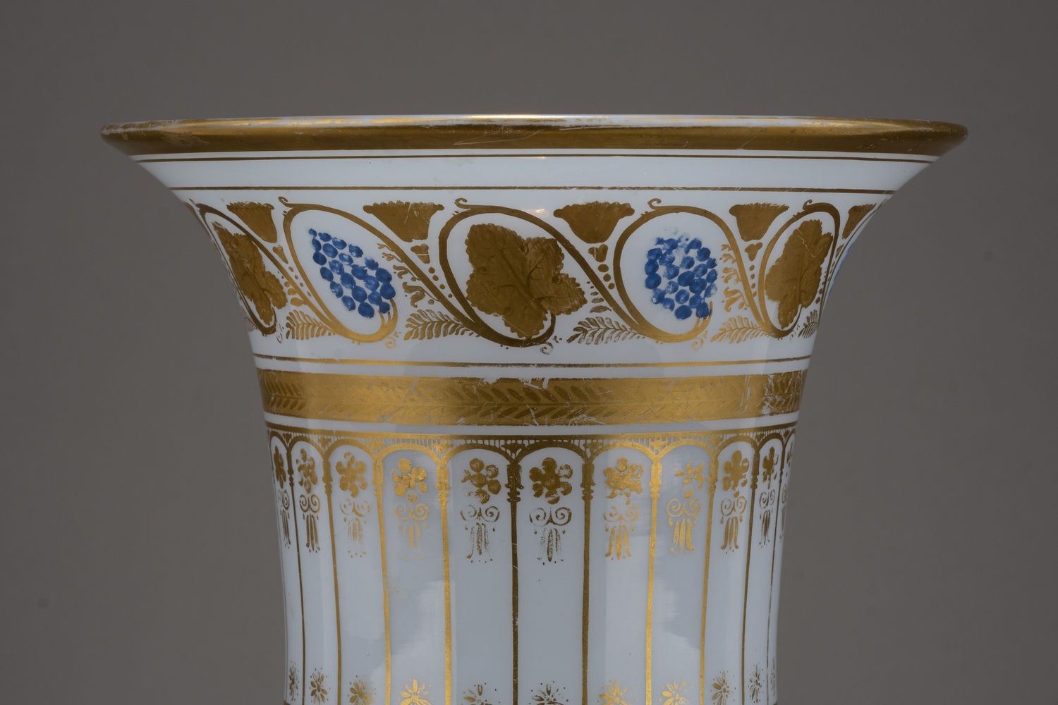 (Императорский стеклянный завод) Ампирная ваза в форме цветка лотоса.<br>Россия, Императорский стеклянный завод, конец 1820 - 1830-х годов.