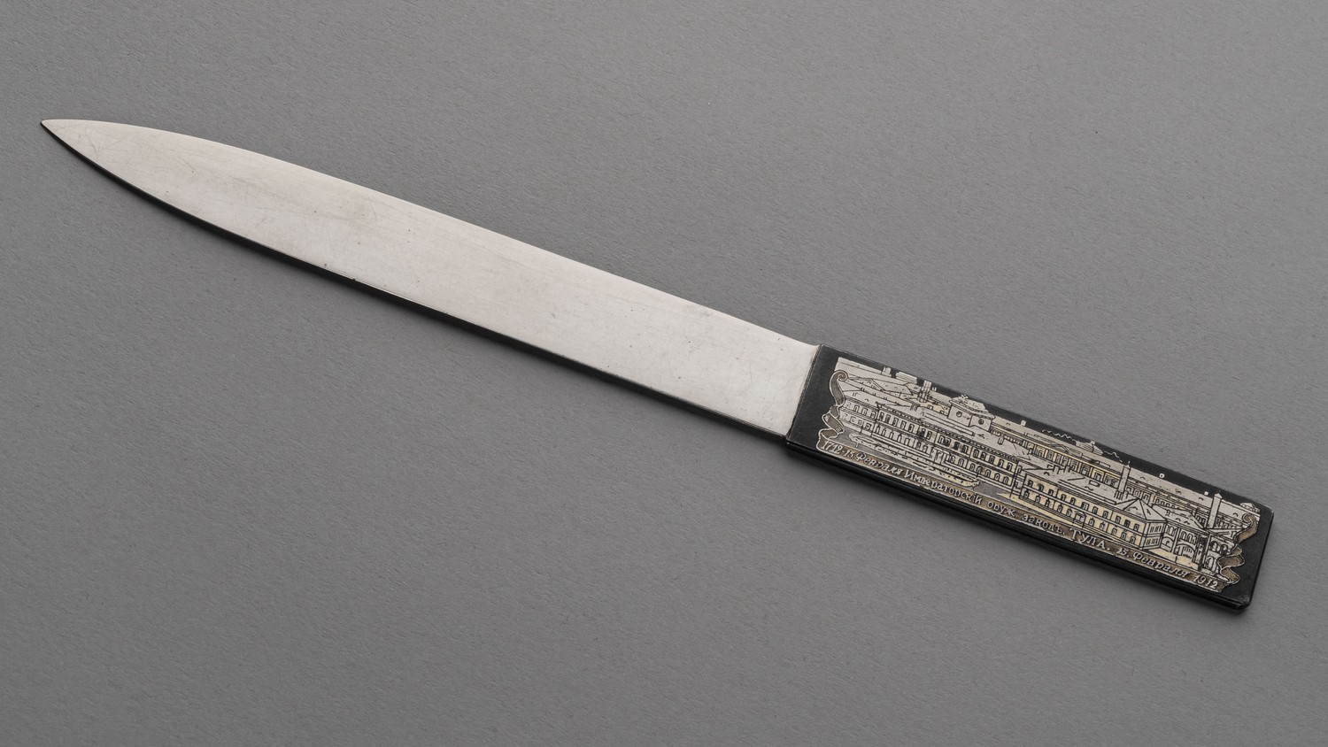 Нож с гравированным изображением Тульского оружейного завода.<br>Франция, начало XX века.