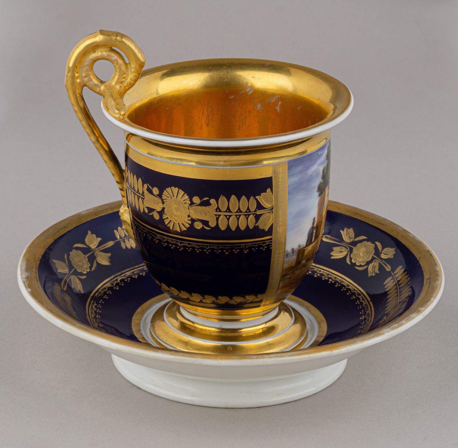 (Гарднер) Чашка с блюдцем «Кавалерист Великой  армии Наполеона».<br>Россия, завод  Гарднера, 1812-1820-е годы.