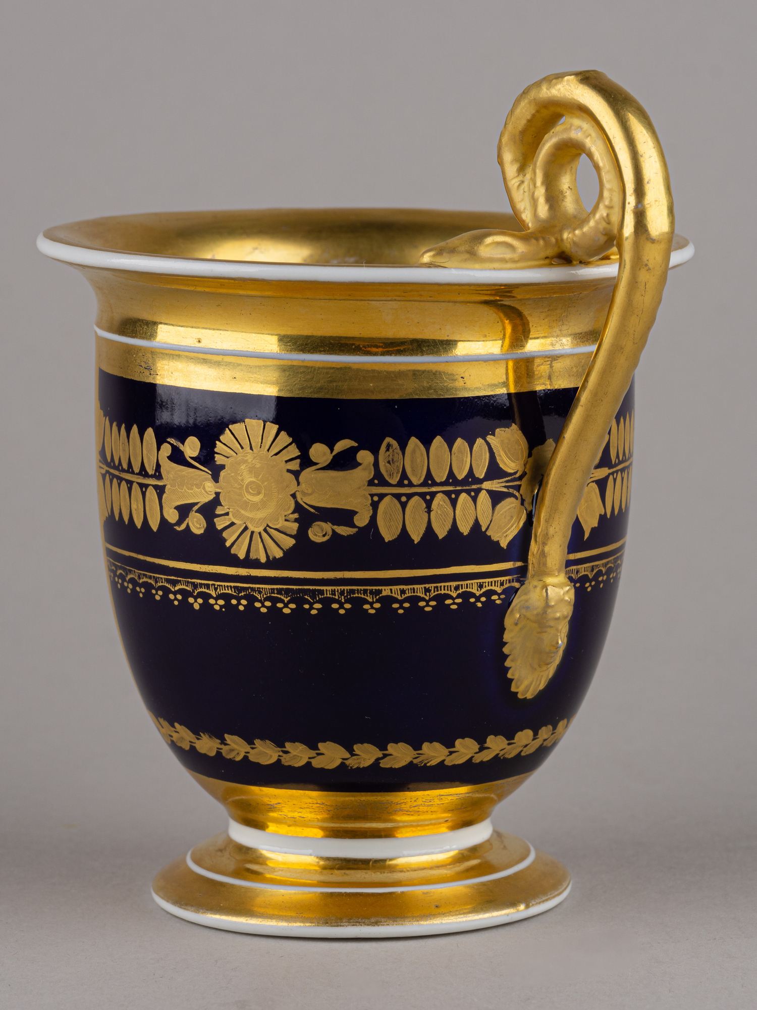 (Гарднер) Чашка с блюдцем «Кавалерист Великой  армии Наполеона».<br>Россия, завод  Гарднера, 1812-1820-е годы.