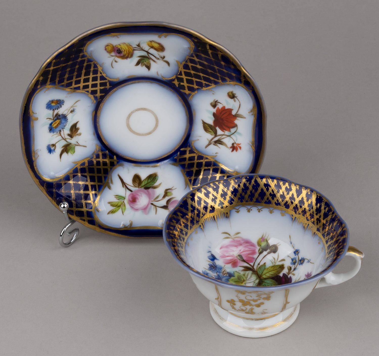 Чайная пара «Цветочные букеты».<br>Западная Европа, середина XIX века.