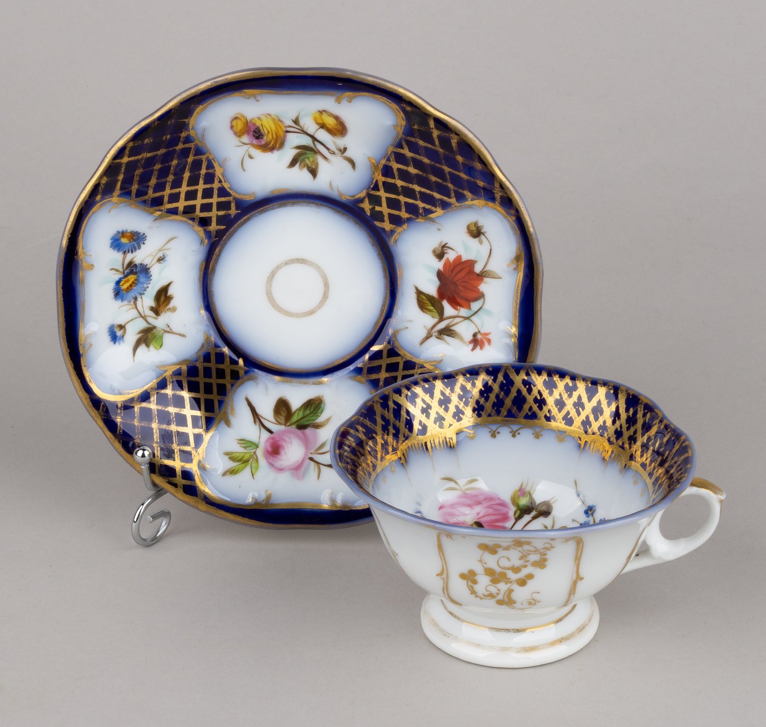 Чайная пара «Цветочные букеты».<br>Западная Европа, середина XIX века.