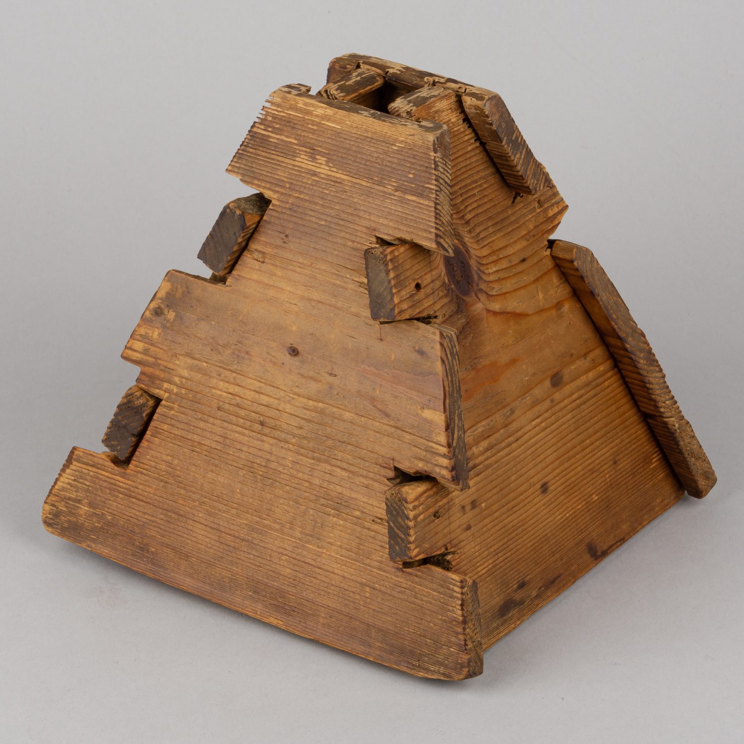 (Пасочница) Деревянная форма для творожной пасхи.<br>Россия, начало ХХ века.