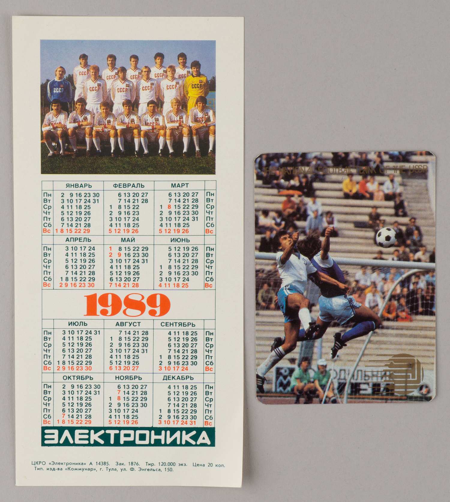 Комплект (14 открыток) «Лев Яшин». М.: Планета, 1987. В издательской папке-конверте. 2 календаря «Сборная СССР по футболу» на 1989 и 1990 годы.