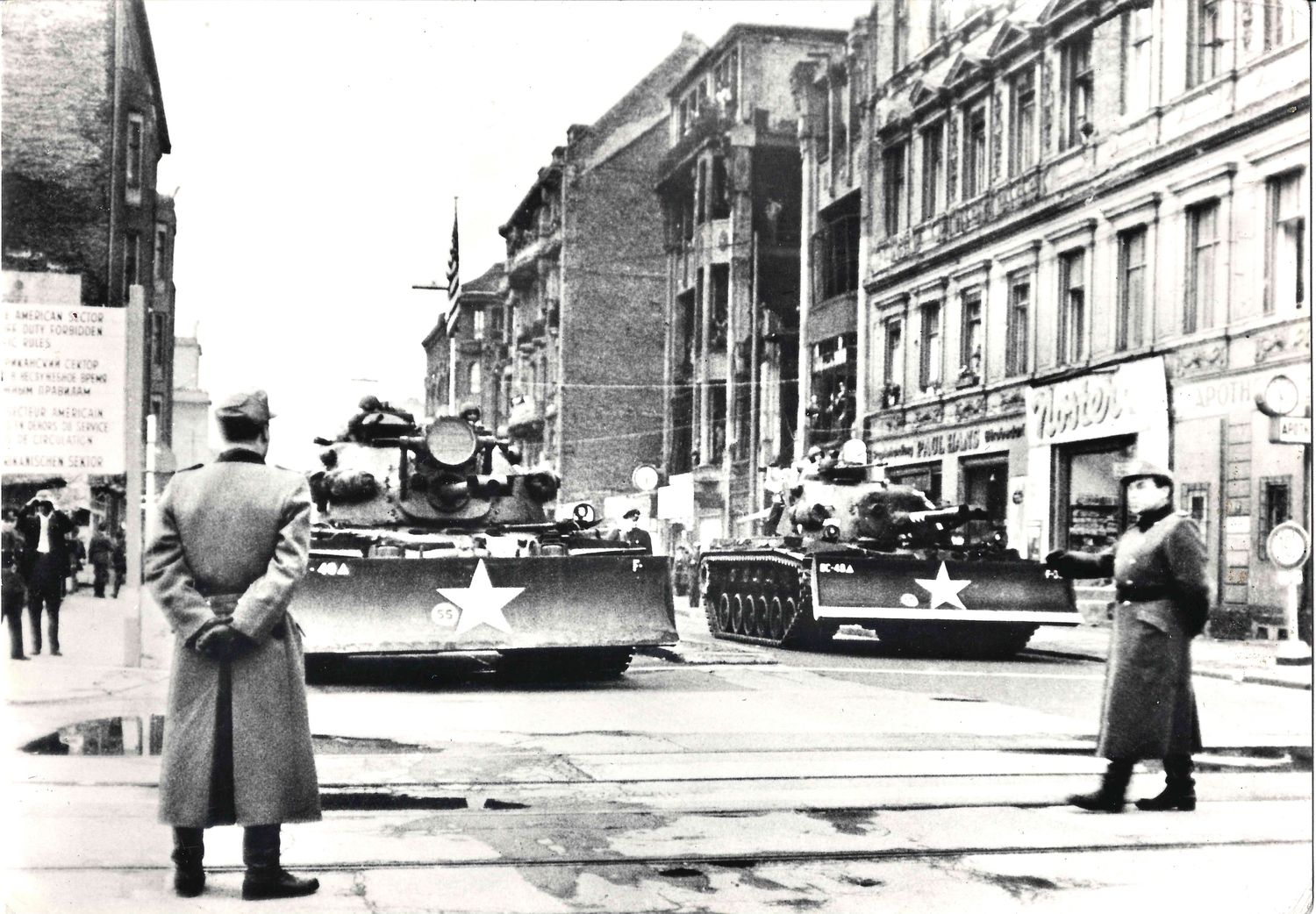 Вал мира (Берлин, 1967). Фотография «Берлин. Фридрихштрассе. Октябрь 1961 года. Оккупационные войска США осуществляют провокацию при помощи танков».