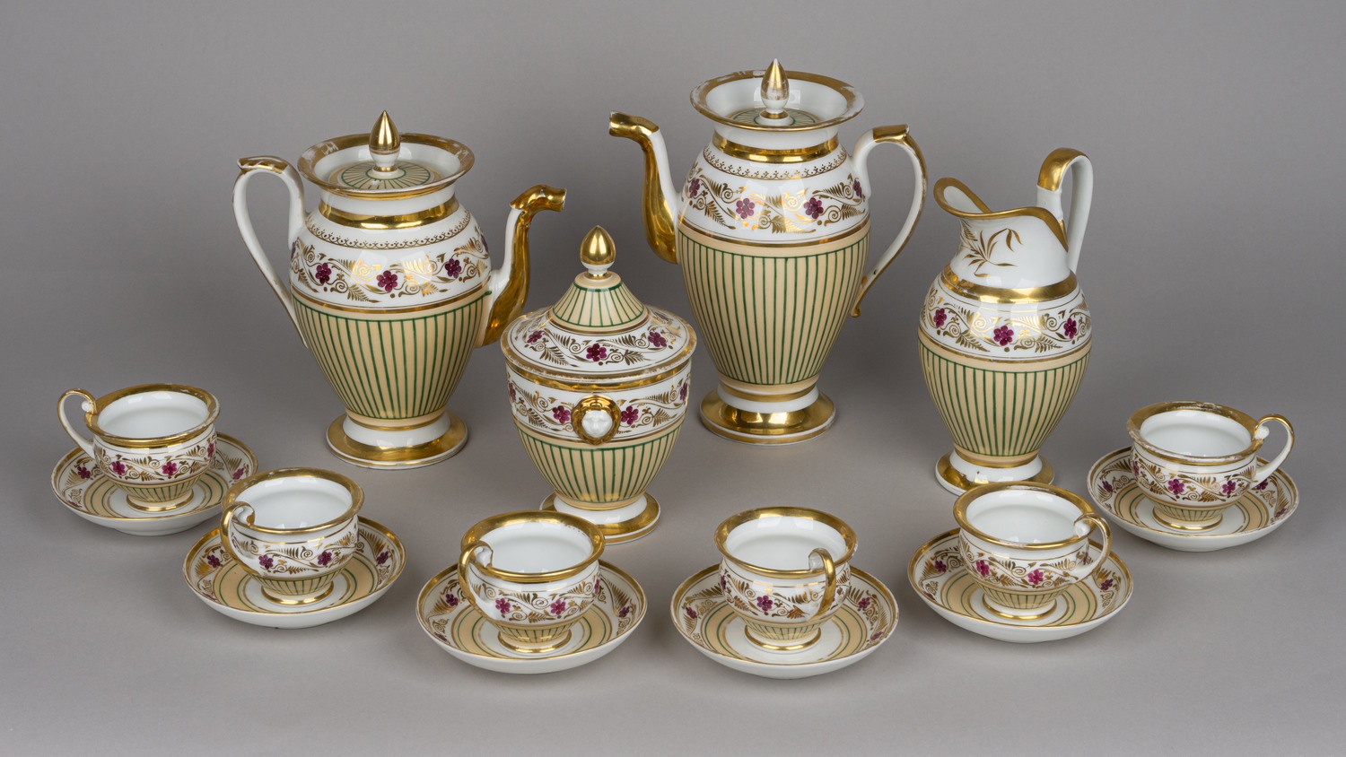Сервиз чайно-кофейный на шесть персон в стиле ампир: кофейник, чайник, сахарница, молочник, шесть чайных пар.<br>Западная Европа, первая треть XIX века.